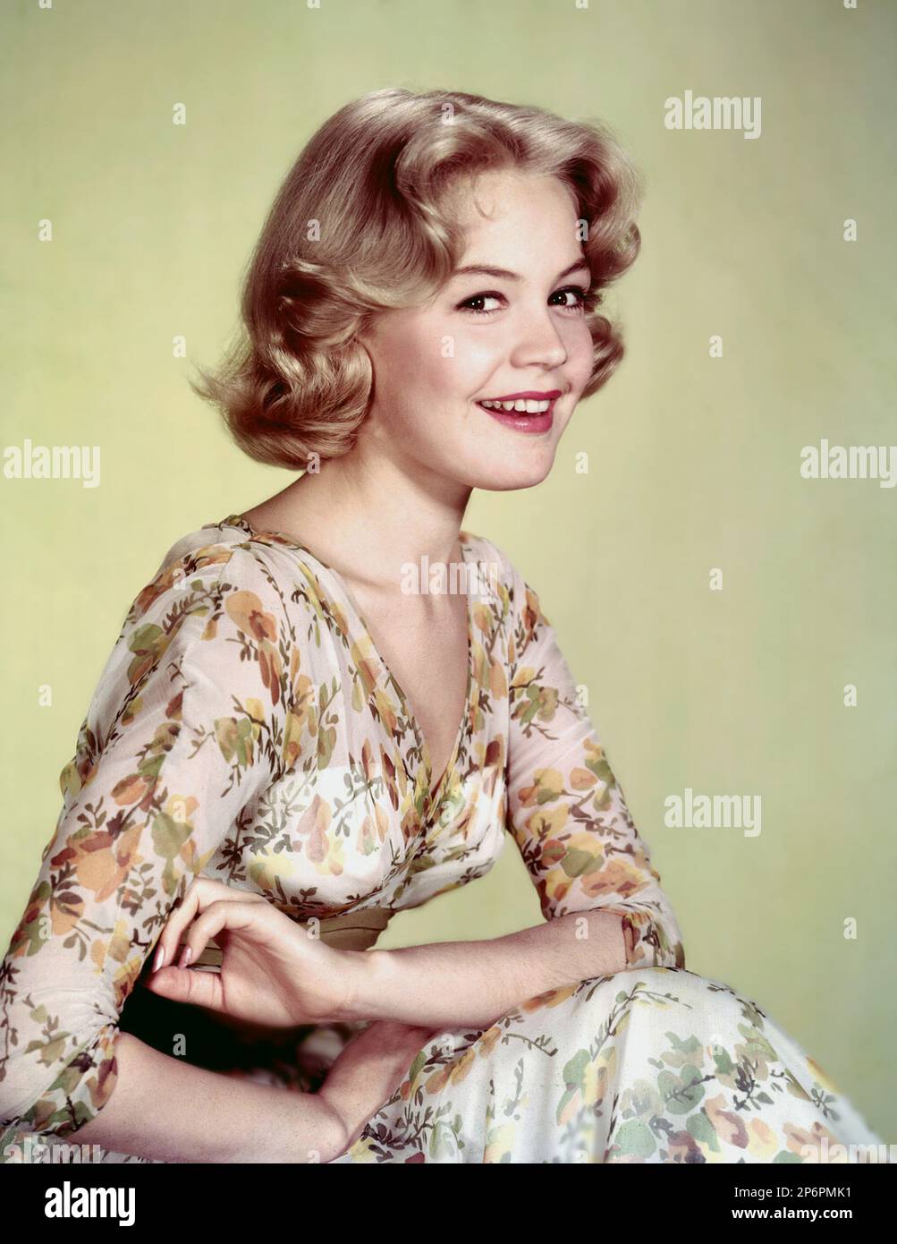 1957 : l'attrice del film SANDRA DEE ( 23 aprile 1942 Bayonne, New Jersey - 20 febbraio 2005 Thousand Oaks, California ) fino A QUANDO NON VELEGGIA di Robert Wise - CINEMA - bionda - bionda - SMILE - SORRISO ---- Archivio GBB Foto Stock