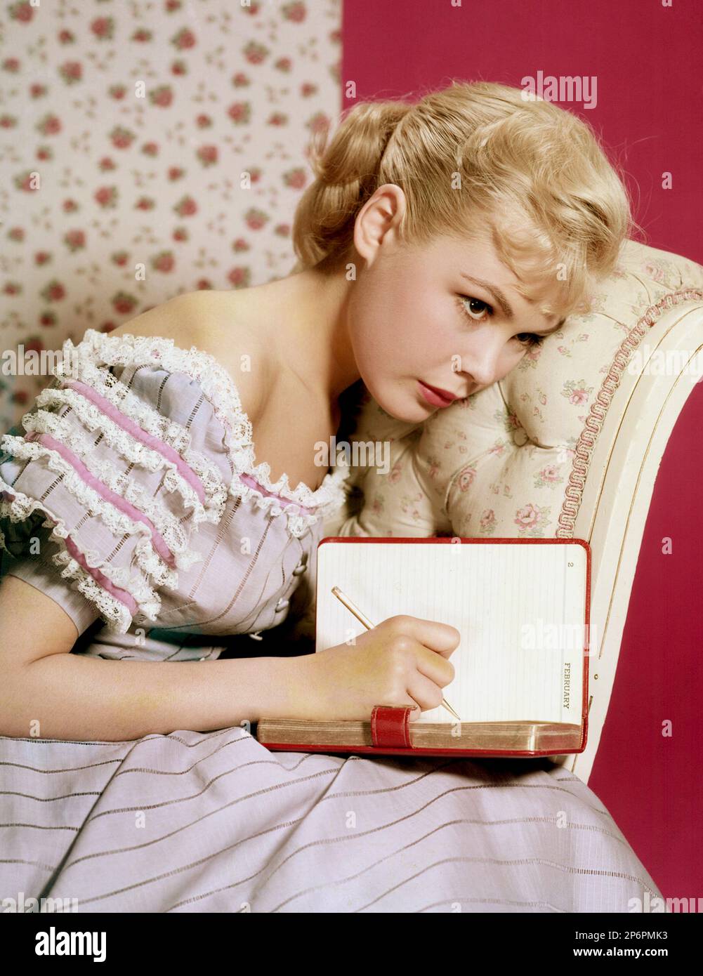 1957 : l'attrice del film SANDRA DEE ( 23 aprile 1942 Bayonne, New Jersey - 20 febbraio 2005 Thousand Oaks, California ) Fino A CHE NON VELEGGERANNO Robert Wise - CINEMA - bionda - bionda - diario personale - diario personale intimo - pizzo - merletto - adolescente - adolescente - innamorata ---- Archivio GBB Foto Stock