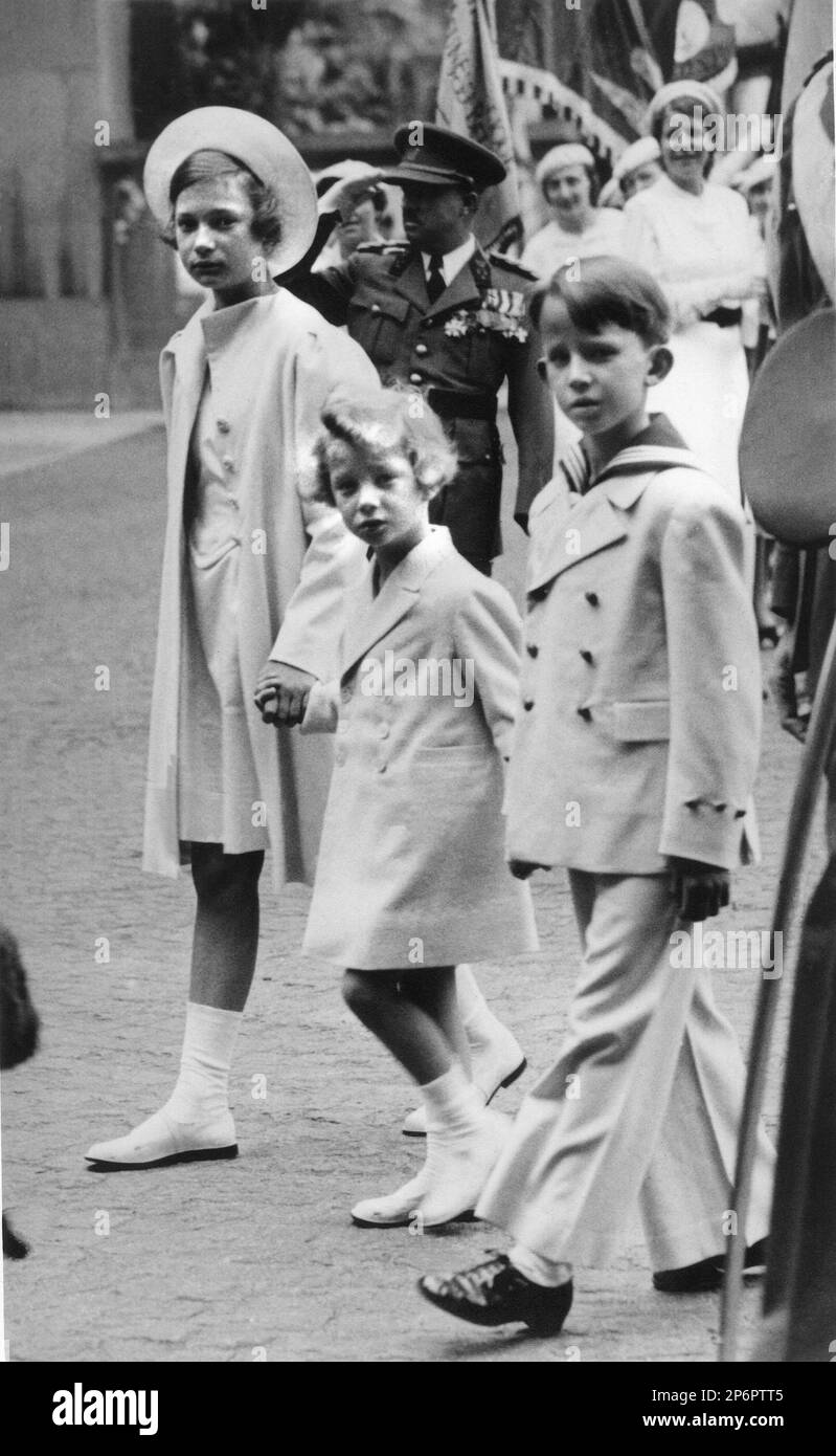 1939, Bruxelles, Belgio: Il principe ereditario BADOUIN (1930-1993, futuro re Badouin i del Belgio) con i fratelli ALBERTO (nato nel 1934, futuro re Alberto II del Belgio) e JOSEPHINE CHARLOTTE (1927-2005, Granducesse del LUSSEMBURGO, Sposato nel 1953 con il Principe Jean di Nassau Principe di Borbone-Parma Granduca di Lussemburgo ), bambini del re Leopoldo III del Belgio (1901 - 1983 ) e la Regina ASTRID DEL BELGIO (principessa di Svezia , 1905 - morta in un relitto d'auto presso Kussnacht , Svizzera 29 agosto 1935 ).- SAXE COBURG GOTHA - Casa DEL BRABANTE - BRABANTE - BALDOVINO - Jose Foto Stock