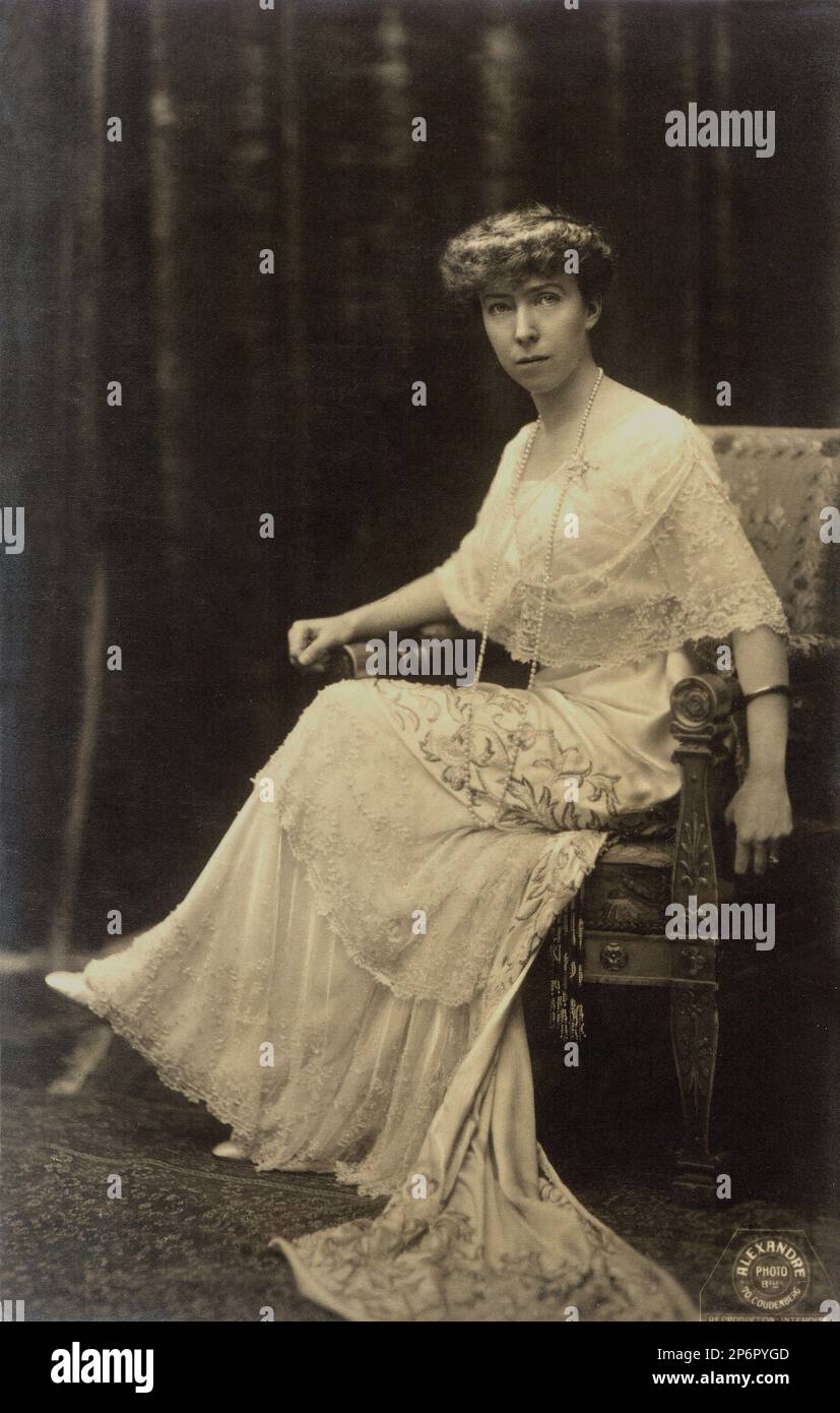 1909 ca , Bruxelles , BELGIO : la futura regina ELISABETTA DEL BELGIO (Duchesse di Baviera , 1876 - 1956 ), sposò il re ALBERTO i di Belga SAXE COBURG GOTHA ( 1875 - 1934 ). Madre del futuro re Leopoldo III ( 1901 - 1983 ), Carlo conte delle Fiandre ( 1903 - 1983 ) e MARIA José ( 1906 - 2001 ) Regina d'Italia di Savoia ( Savoia ) nel maggio 1946 . - Casa DEL BRABANTE - BRABANTE - ALBERTO - ELISABETTA - Regina - royalty - nobili - nobiltà - principe reale - BELGIO - ritratto - ritratto - pizzo - zignon - collana - collana - perle - perle - perla - bijoux - gioielli - Foto Stock