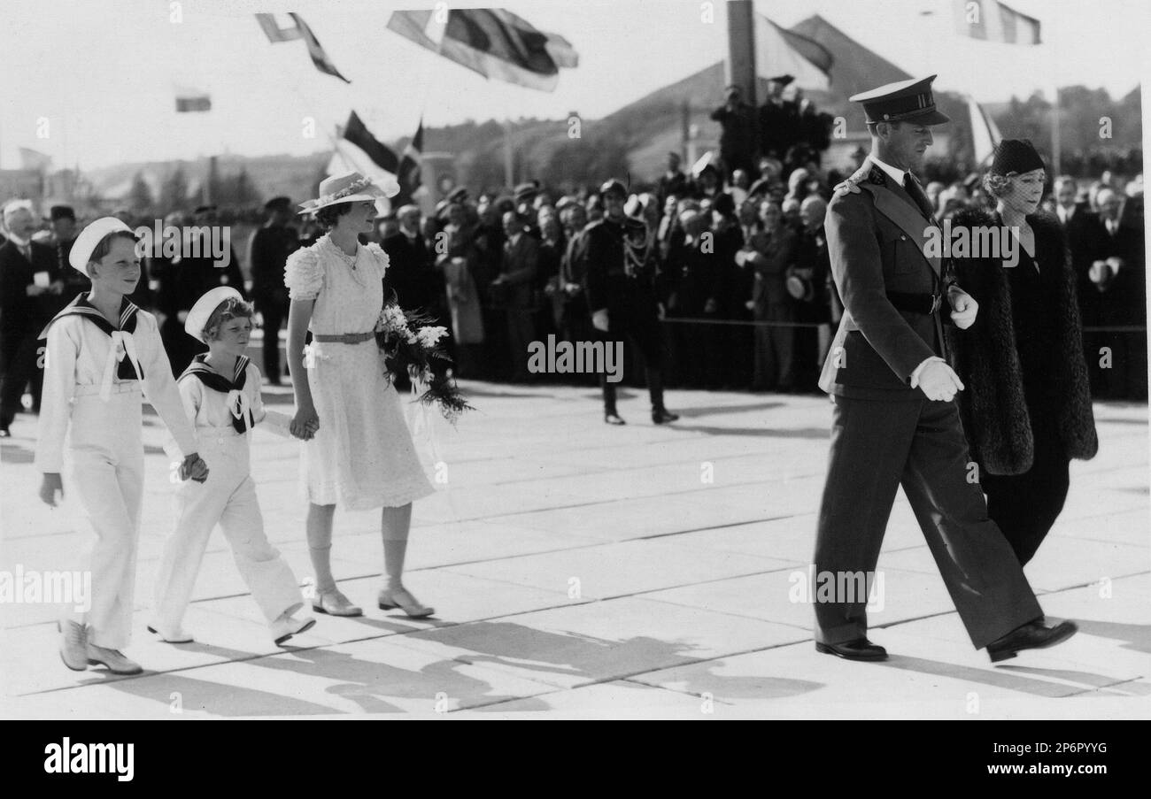 1937 ca, Bruxelles, Belgio: Il futuro re BAUDOUIN ( 1930 - 1993 ) con il fratello futuro re dei belgi ALBERTO II ( 6 giugno 1934 ) Principe di Liegi , sposò nel 1959 Paola Ruffo di Calabria ( 11 settembre 1937 ) . In questa foto con suo fratello Re LEOPOLDO III di Belgiani SAXE COBURG GOTHA ( 1901 - 1983 ) con sua madre Regina ELISABETTA (Duchessa di Baviera , 1876 - 1956 ). - Casa DEL BRABANTE - BRABANTE - BALDOVINO - royalty - nobili - nobiltà - principe reale - BELGIO - ritratto - ritratto - marinaretto - vestito alla marinara - vestito da marinaio - bambino - bambini Foto Stock
