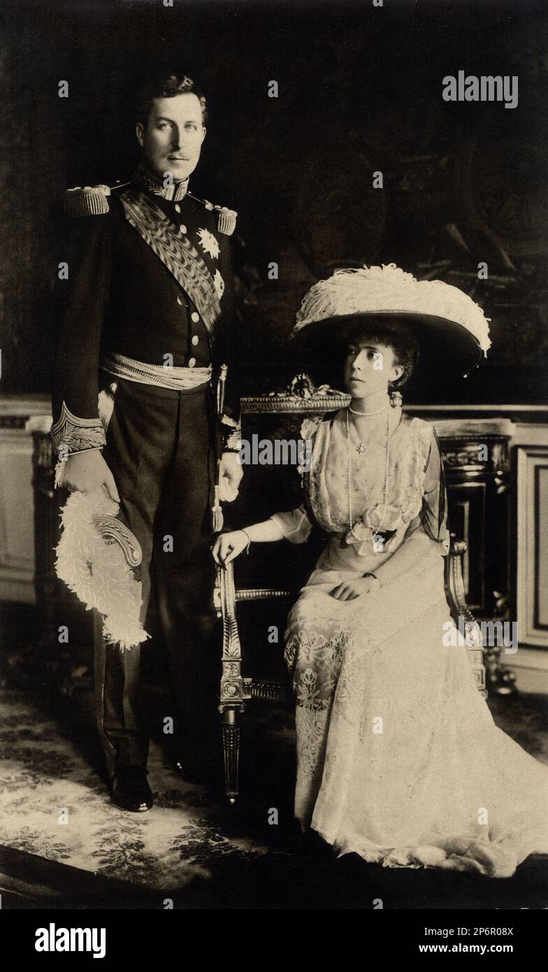 1910 ca, Bruxelles, Belgio: Il re dei belgi ALBERTO i (8 aprile 1875 - 17 febbraio 1934) Duca di SASSONIA COBURG GOTHA con moglie la regina ELISABETTA Duchesse di Baviera (1876 - 1956). Genitori del futuro re LEOPOLDO III ( 1901 - 1983 ) , Carlo-Teodoro ( 1903 - 1983 ) Conte delle Fiandre e Maria José ( 1906 - 2001 ) ultima Regina d'Italia nel maggio 1945 . - Casa DEL BRABANTE - BRABANTE - ALBERTO - royalty - nobili - nobiltà - BELGIO - ritratto - ritratto - uniforme militare - uniforme divisa militare - cappello - piume - piume - BELLE EPOQUE - gioviello - gioielli - jewe Foto Stock