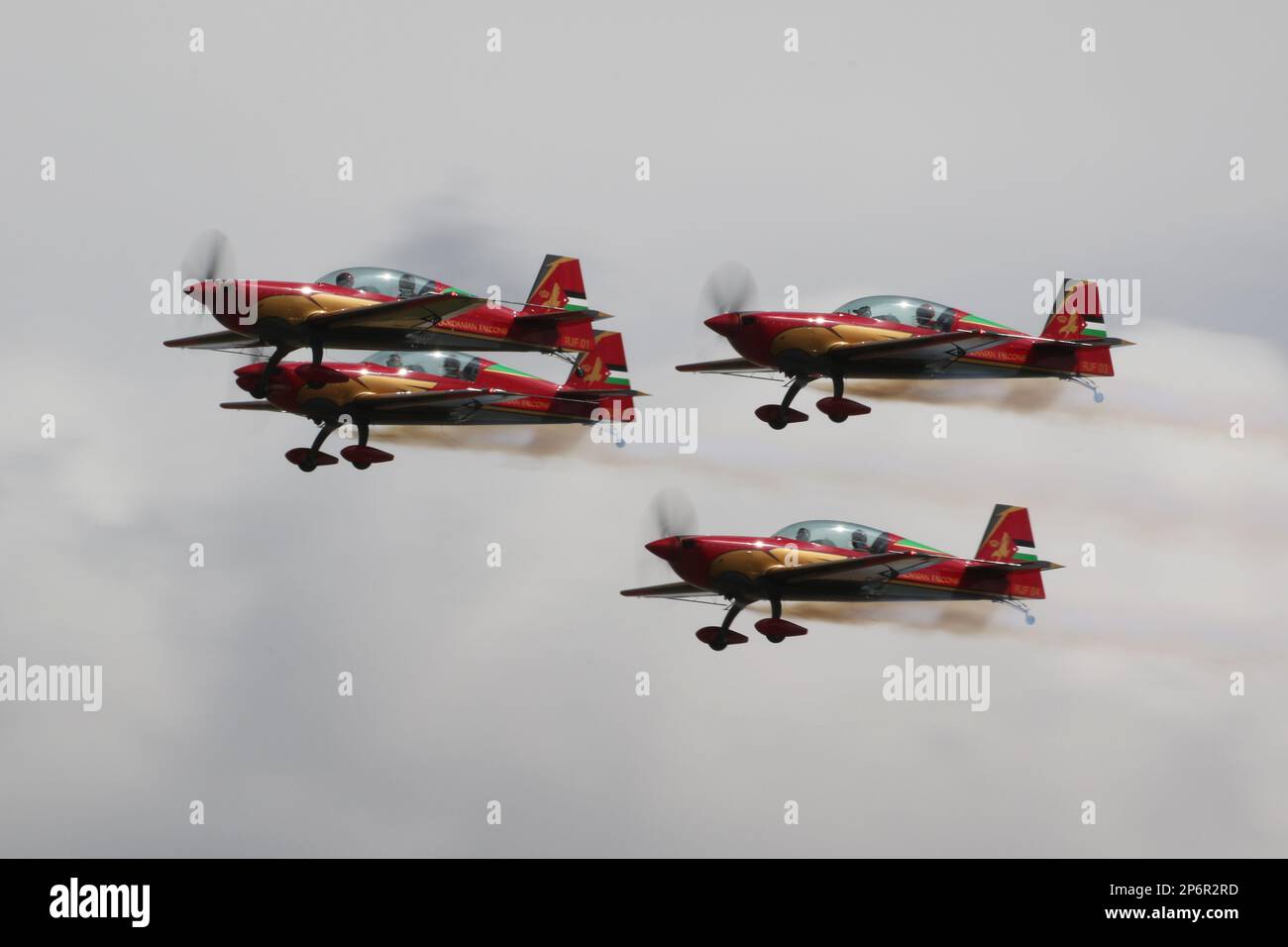 Quattro aerei Extra EA.330LX del team di esposizione aerobatica Royal Jordanian Falcons, al loro arrivo per il Royal International Air Tattoo 2022 tenutosi a RAF Fairford nel Gloucestershire, Inghilterra. Il team è un po' insolito in quanto è congiunto militare e civile, con l'aeromobile di proprietà e manutenzione della Royal Jordanian Airlines, ma pilotato dal personale dell'aeronautica reale Jordanian. Foto Stock