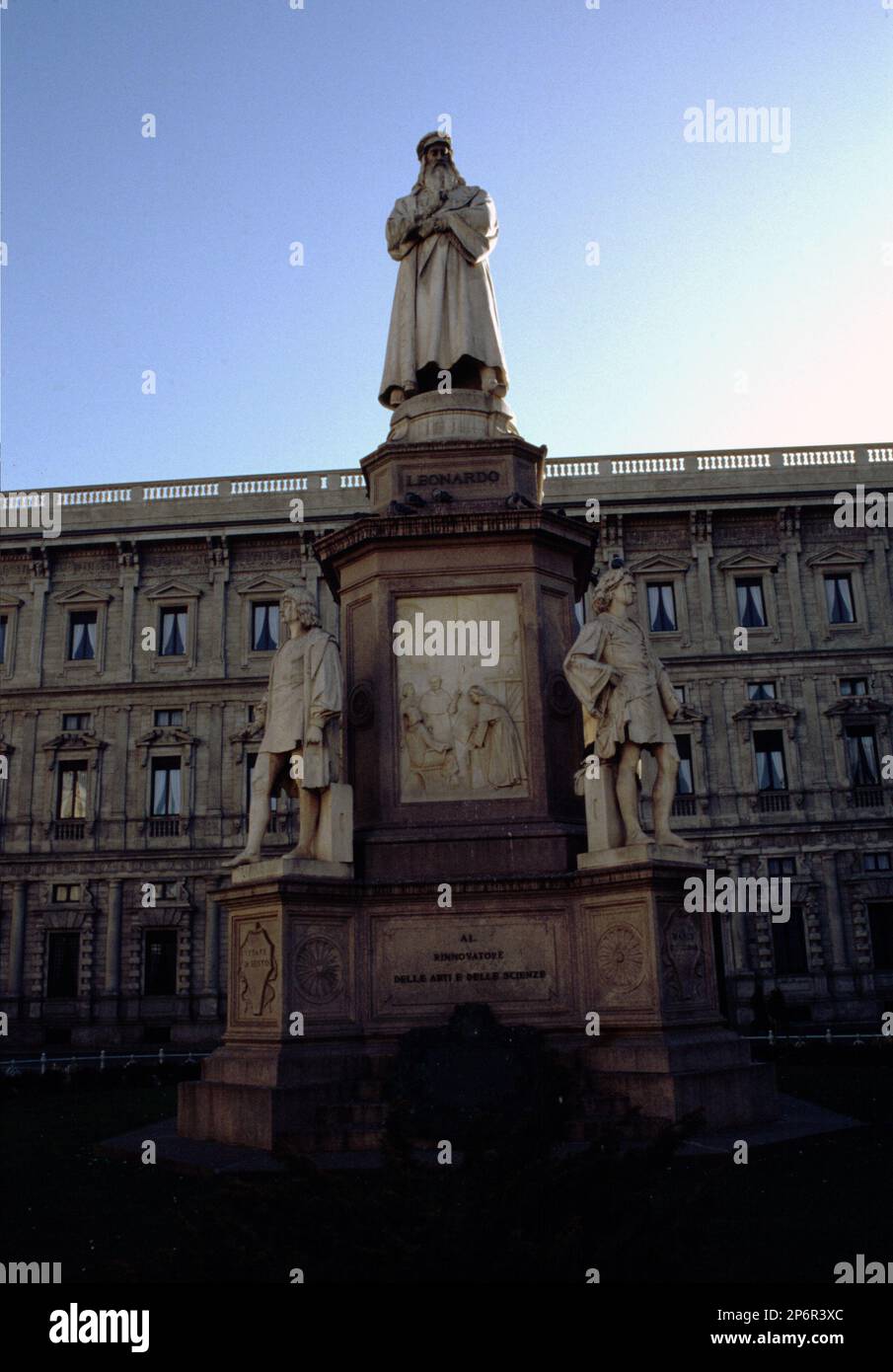 Milano , ITALIA : il genio italiano LEONARDO da VINCI ( 1452 - 1519 ) monumento a Piazza della Scala , proprio di fronte a Palazzo Marino e al Teatro alla Scala . - ITALIA - statua - statua - monumento - MILANO - GEOGRAFIA - GEOGRAFIA - ARTE - ARTI VISIVE - ARTI VISIVE - PITTORE - inventore - inventore --- Foto di Giovanbattista BRAMBILLA --- ARCHIVIO GBB Foto Stock