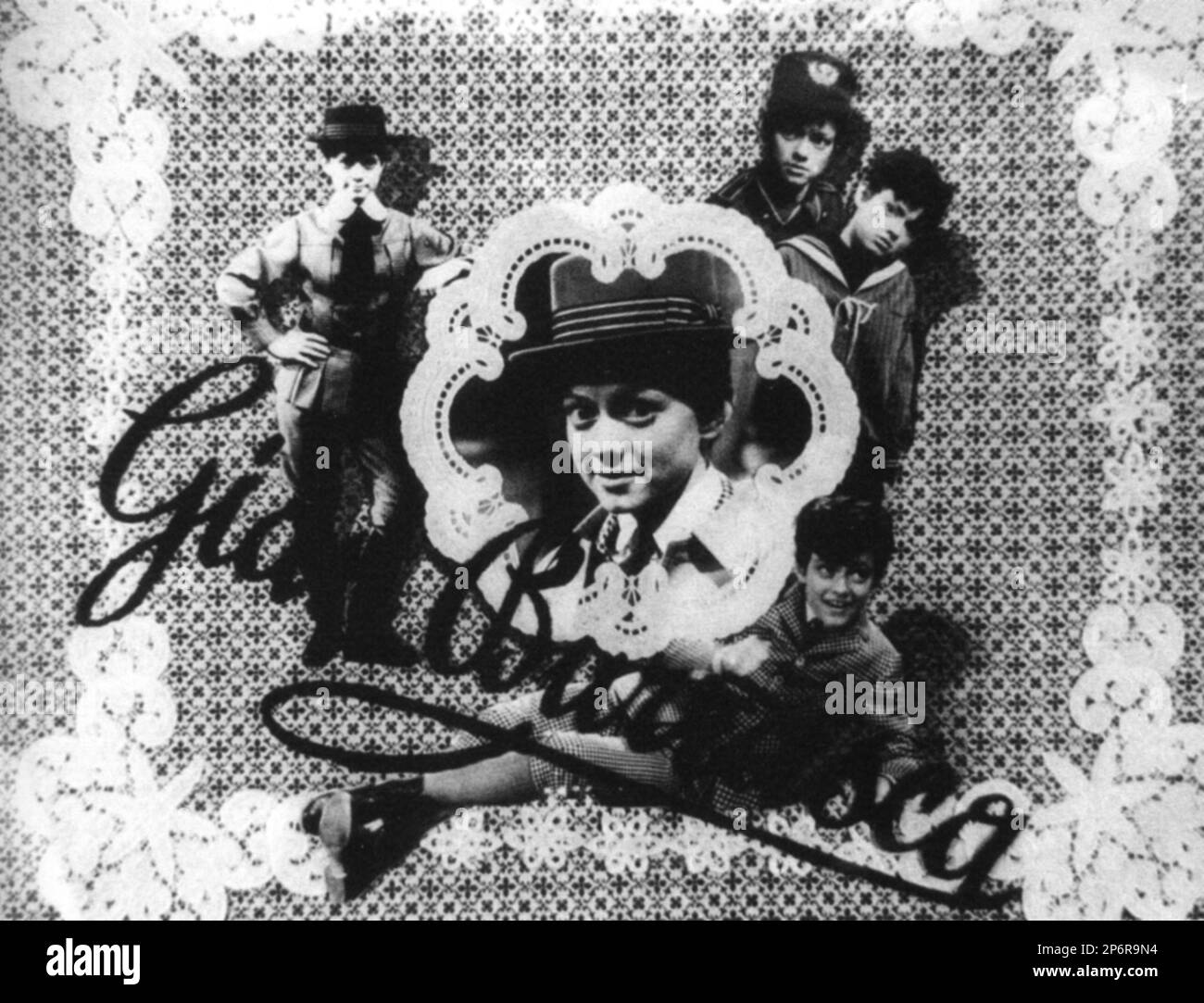 1964 : la celebre cantante italiana RITA PAVONE (Torino 23 agosto 1945) nella serie televisiva il GIORNALINO DI GIANBURRASCA di LINA WERTMULLER, Dal romanzo di VAMBA - TELEVISIONE - musica POP - MUSICA LEGGERA - ritratto - ritratto - personalità da giovane - personalità celebrità celebrità quando era giovane - musicista - musicista - cantautore - cantante - cantante ------ ARCHIVIO GBB Foto Stock