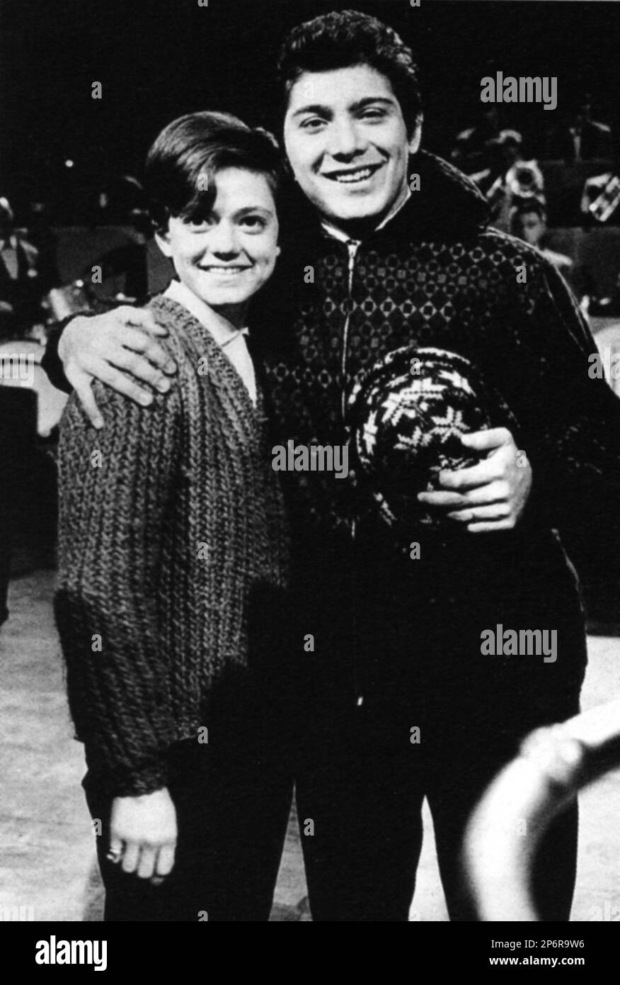 1965 ca , Germania : La celebre cantante italiana RITA PAVONE ( Torino 23 agosto 1945 ) con PAUL ANKA durante uno spettacolo televisivo - musica POP - MUSICA LEGGGERA - ritratto - ritratto - sorriso - sorriso - musicista - musicista - cantautore - cantante - cantante ------ ARCHIVIO GBB Foto Stock