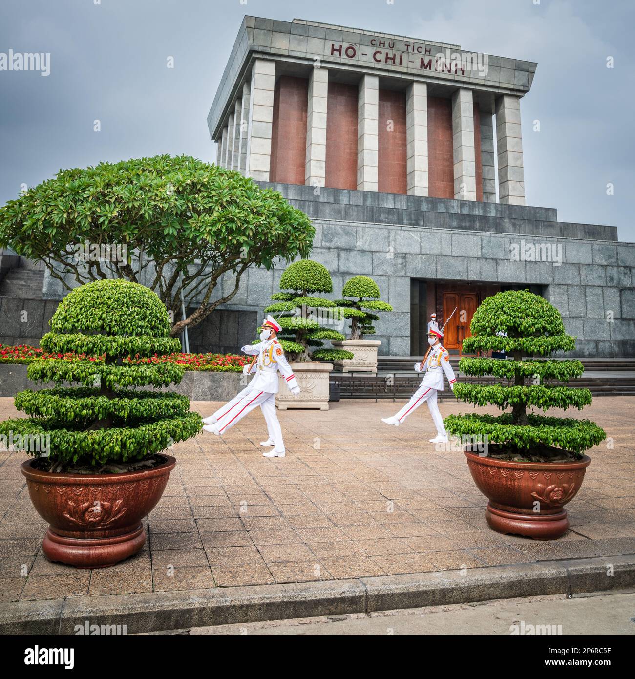 Hanoi, Vietnam, 13 novembre 2022: Cambio di guardia al mausoleo di ho Chi Minh ad Hanoi, Vietnam Foto Stock