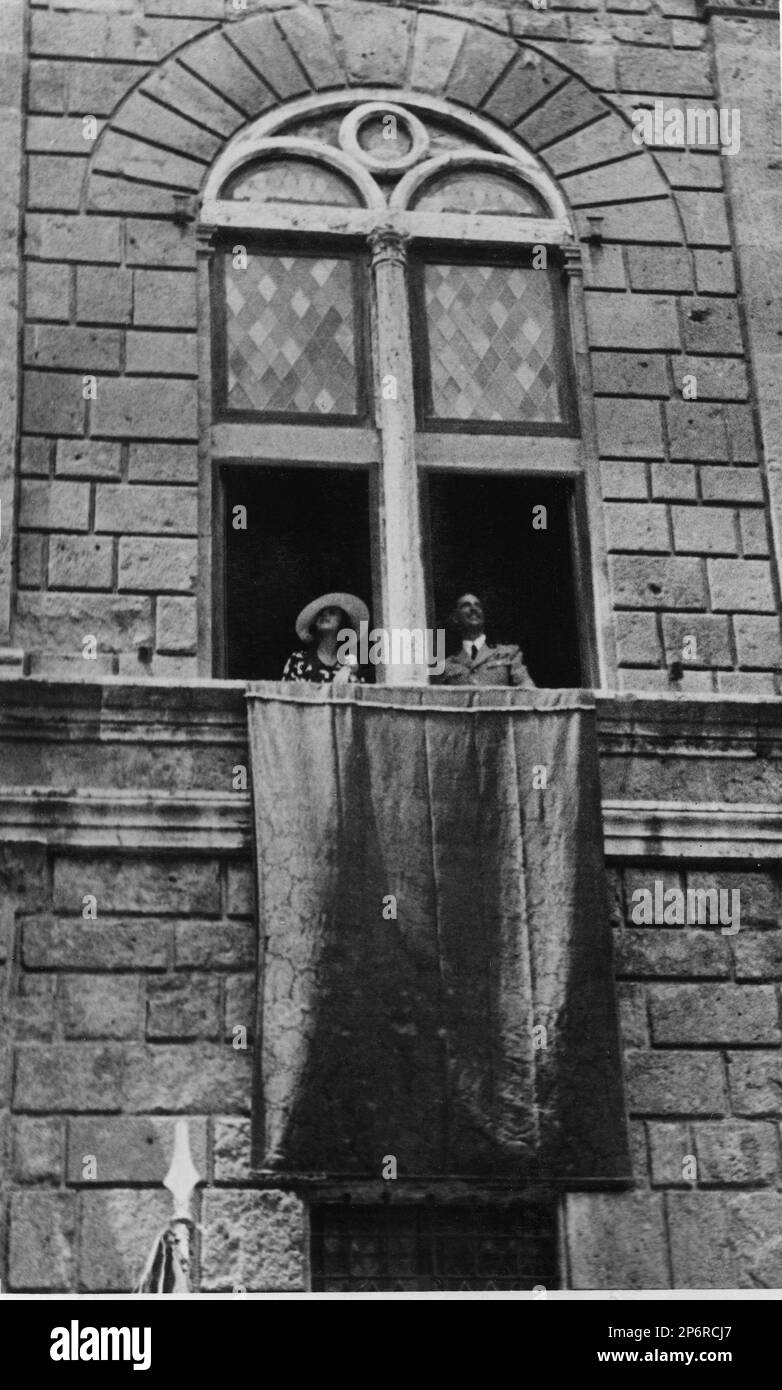 1931 ca, ITALIA : UMBERTO di SAVOIA principe piemontese ( 1904 - 1983 ) , successivamente re d'Italia UMBERTO II nel maggio 1946 , figlio del re d'Italia VITTORIO EMANUELE III e della regina ELENA ( del Montenegro ), con la moglie MARIA José ( Maria José del Belgio di Brabante ). - ITALIA - CASA SAVOIA - REALI - Nobiltà ITALIANA - SAVOY - NOBILTÀ - ROYALTY - STORIA - FOTO STORICHE - SAXE COBURG GOTHA - Casa del BRABANTE - BRABante - royalty - nobili - nobiltà - principe reale - BELGIO - ritratto ---- Archivio GBB Foto Stock