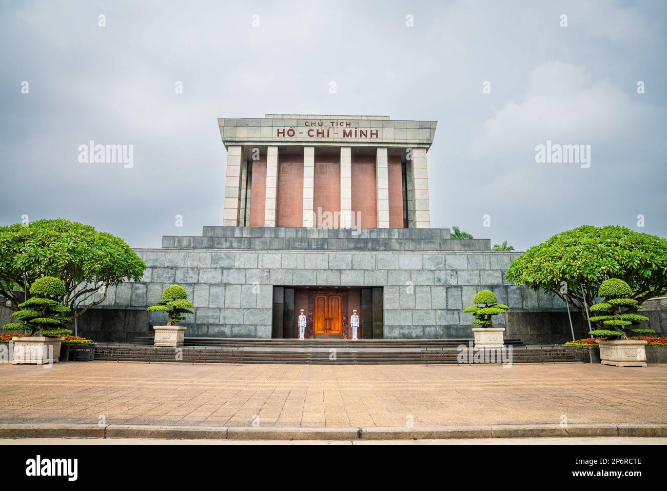 Hanoi, Vietnam, 13 novembre 2022: Le guardie si trovano all'ingresso del mausoleo di ho Chi Minh ad Hanoi, Vietnam Foto Stock