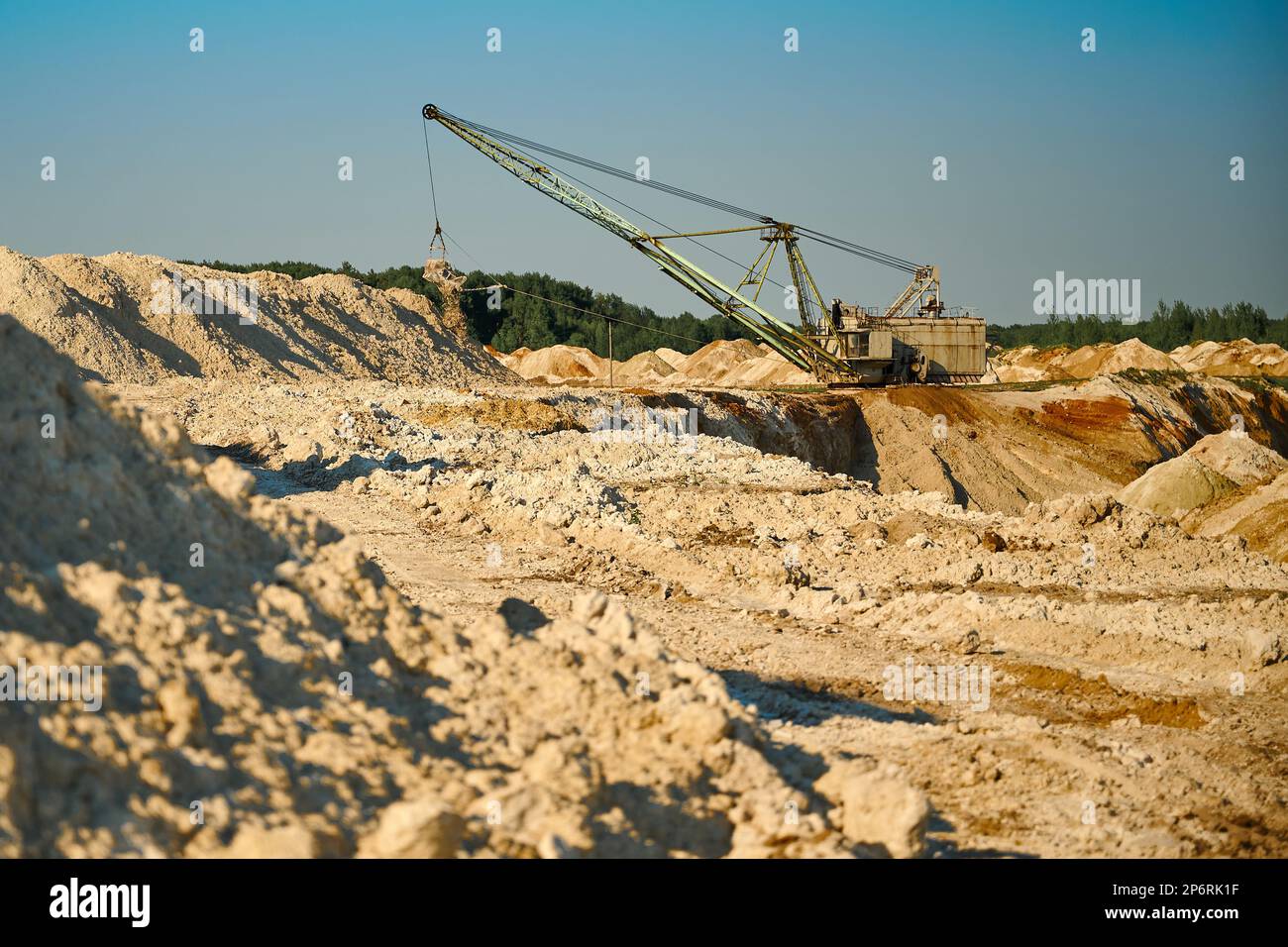 Il dragline a piedi con il braccio lungo opera nella cava di falco Foto Stock