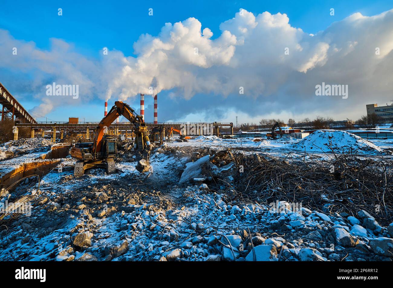 Smontaggio dell'impianto con cesoia idraulica per escavatore cingolato Foto Stock