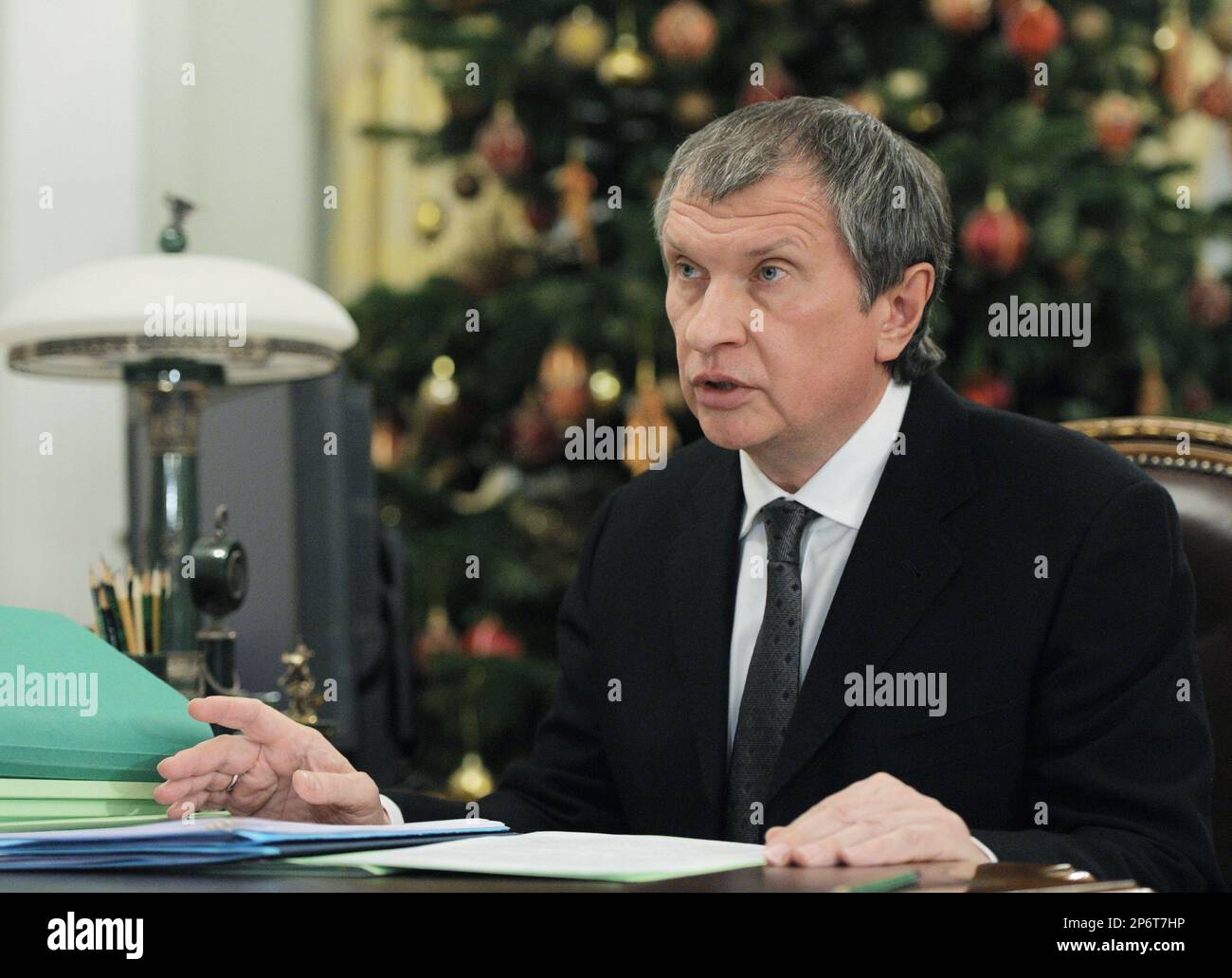 Deputy Premier Igor Sechin speaks with Premier Vladimir Putin, not pictured, at the Novo-Ogaryovo residence outside Moscow on Friday, Dec. 30, 2011. (AP Photo/RIA Novosti, Yana Lapikova, Pool) Foto Stock