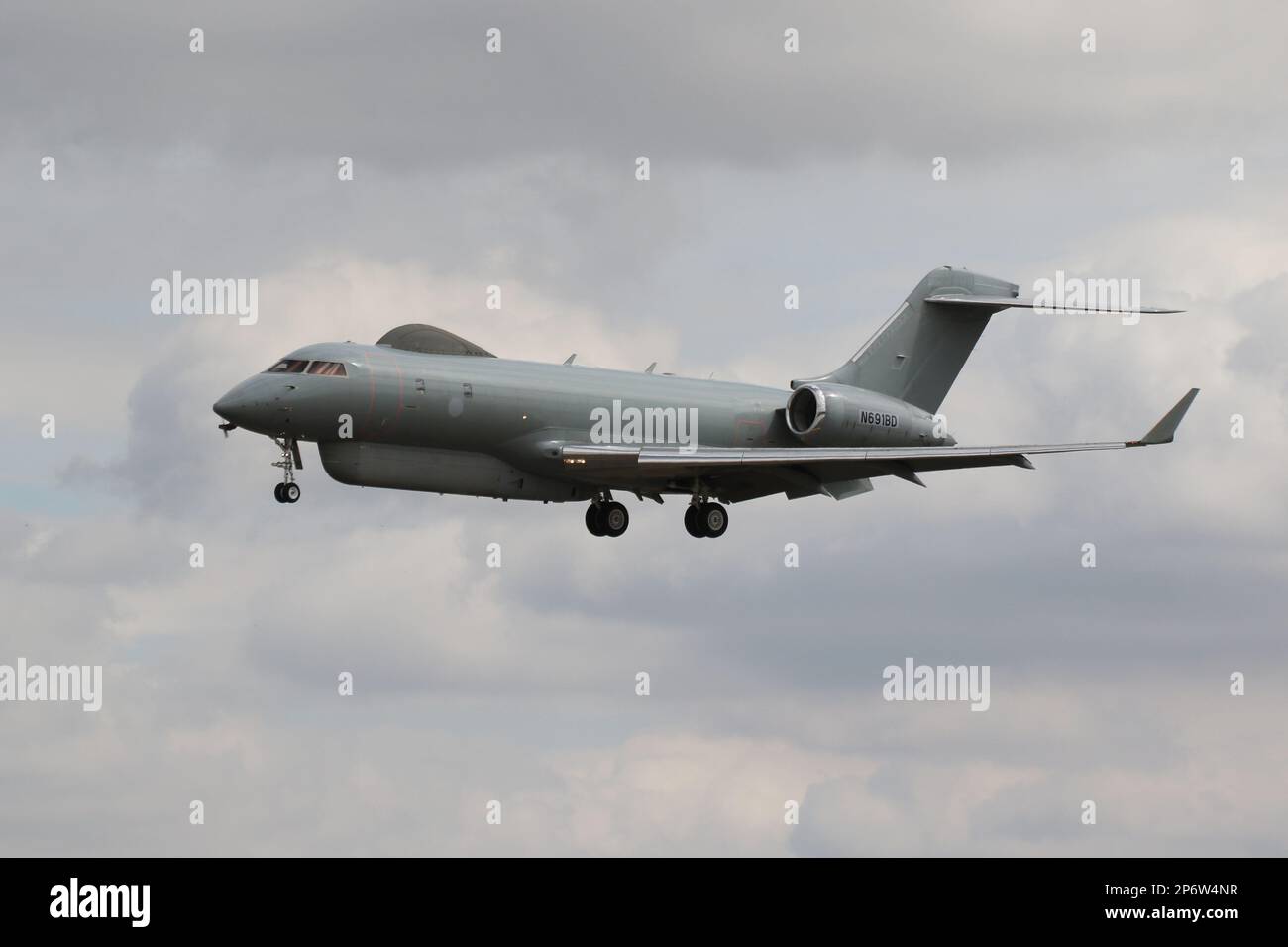 N691BD, un Bombardier Sentinel R1 gestito da Raytheon Aircraft, in arrivo per il Royal International Air Tattoo tenuto a RAF Fairford in Gloucestershire, Inghilterra. L'aereo aveva precedentemente servito con 5 Squadron, Royal Air Force come ZJ691 fino al ritiro del tipo dal servizio nel 2021. Foto Stock