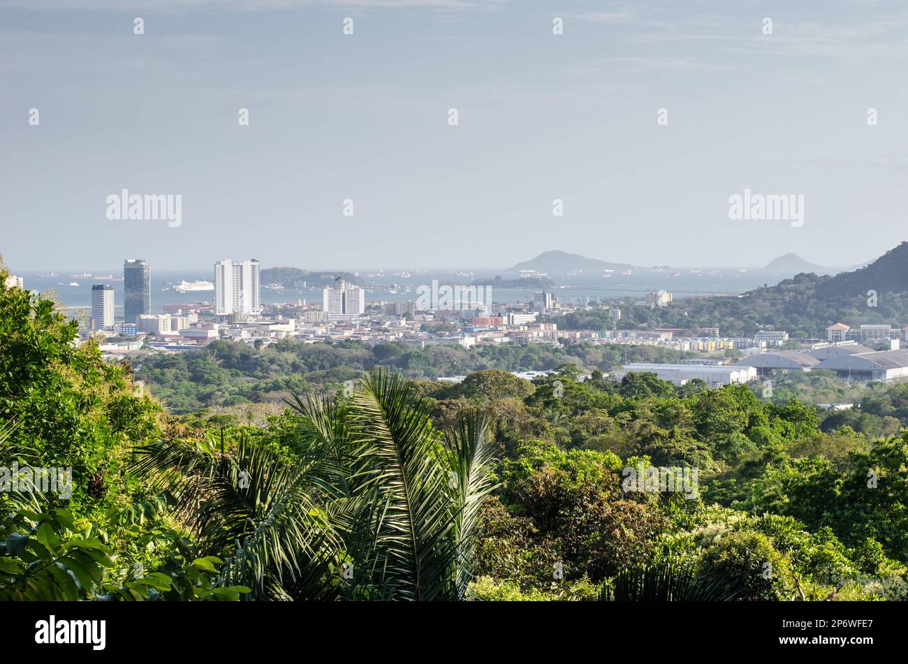 Lo skyline di Panama City visto dal Parco Naturale Metropolitano Foto Stock