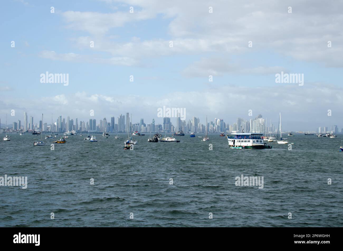 Skyline di Panama City visto dalla strada sopraelevata Amador Foto Stock