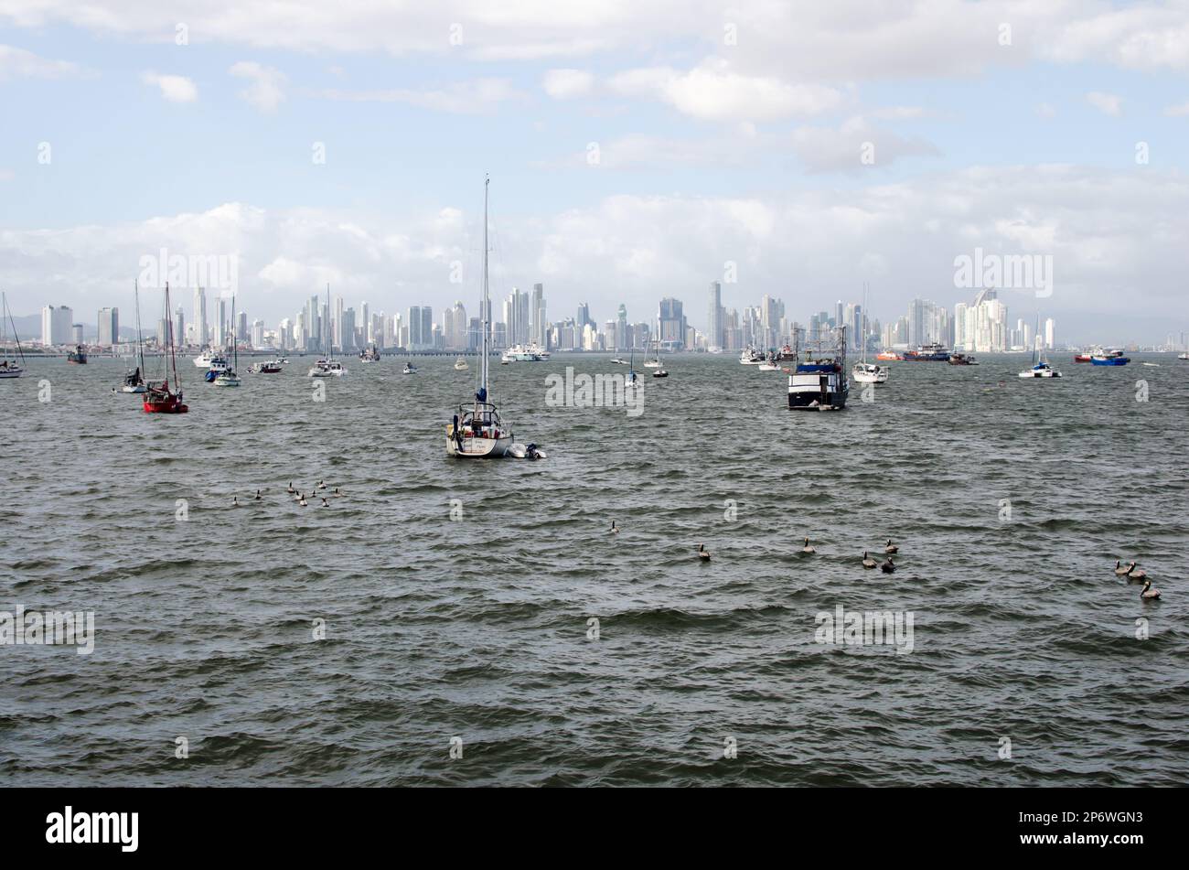 Skyline di Panama City visto dalla strada sopraelevata Amador Foto Stock