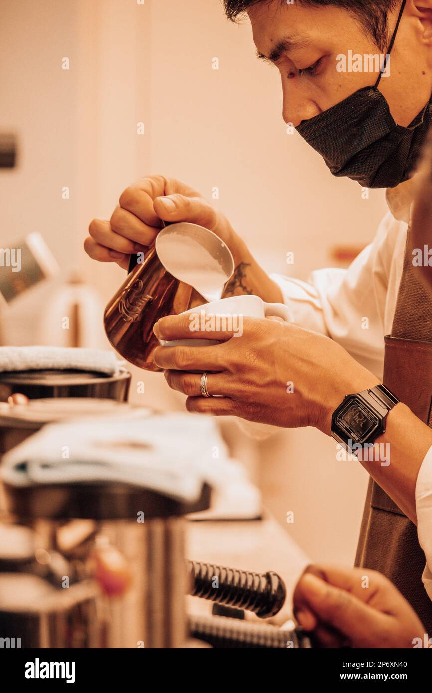 Preparazione del caffè speciale in una caffetteria Foto Stock