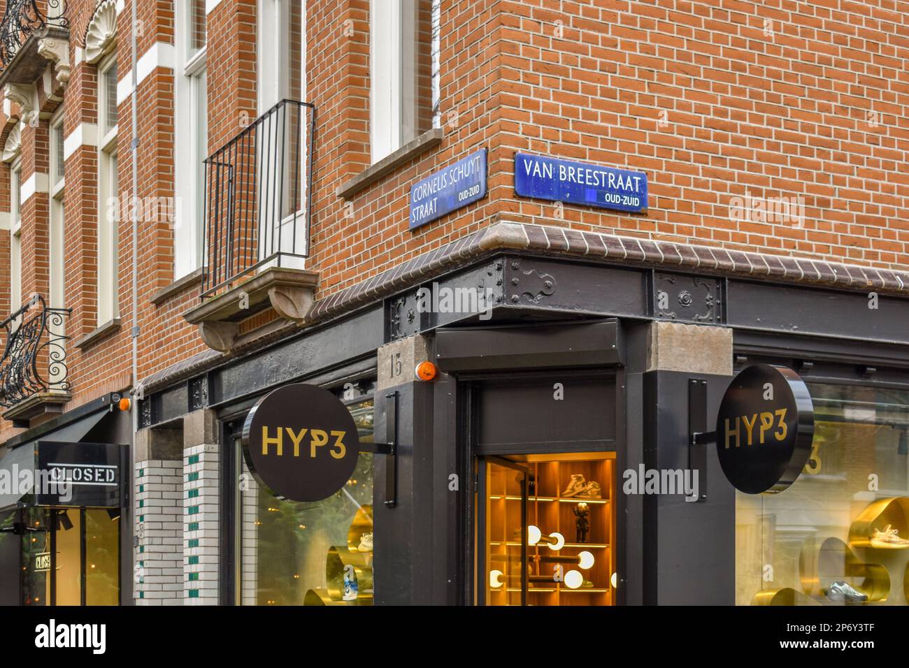 l'esterno di un edificio con persone che camminano lungo la strada di fronte e sul marciapiede c'è un cartello che dice hyp Foto Stock