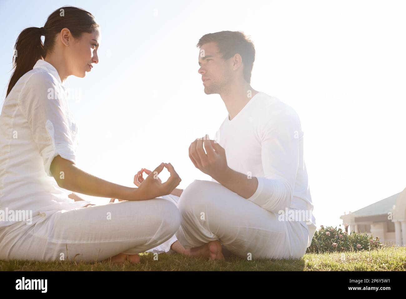 È il momento di una gara di stelle. Foto a tutta lunghezza di una giovane coppia che fa yoga all'aperto. Foto Stock