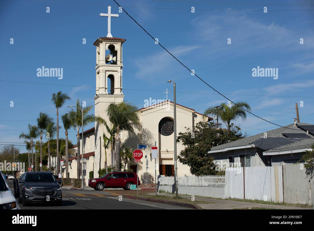 Vista diurna di una chiesa e del quartiere circostante di Wilmington, California, Stati Uniti. Foto Stock