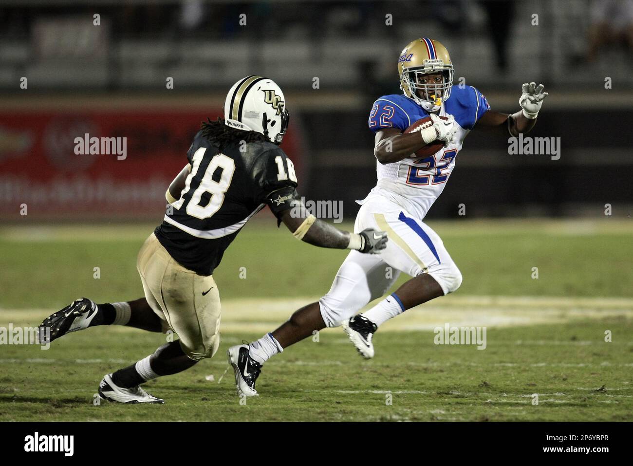 Tulsa running back Trey Watts (22) during an NCAA football game between the Tulsa Golden Hurricane and the Central Florida Knights on Thursday, Nov 3, 2011 in Orlando, Florida. (AP Photo/Alex Menendez) Foto Stock