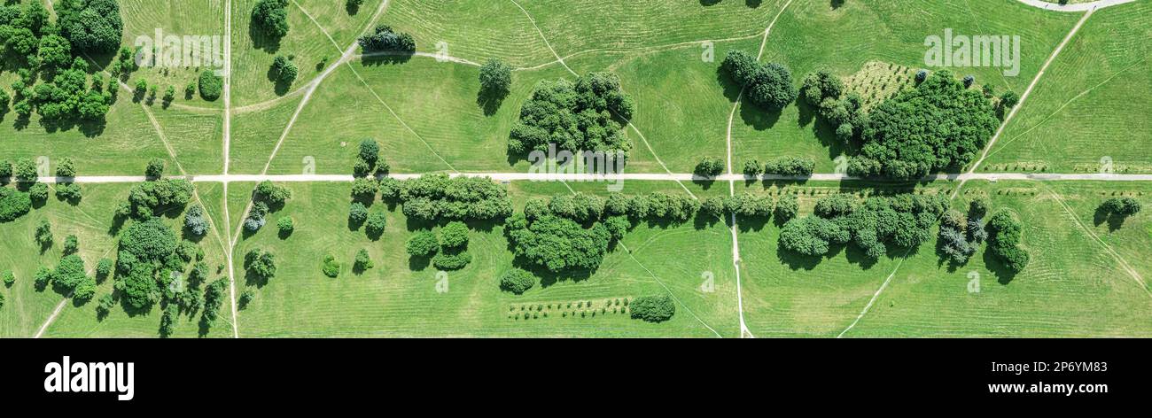 vista panoramica aerea del parco estivo con alberi verdi, prati e sentieri. fotografia con droni. Foto Stock