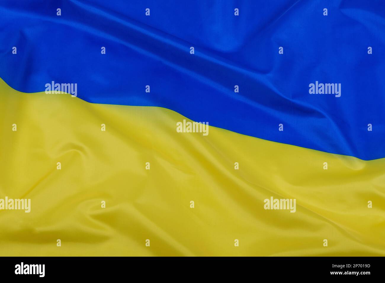 Primo piano della bandiera nazionale Ucraina con spazio copia Foto Stock