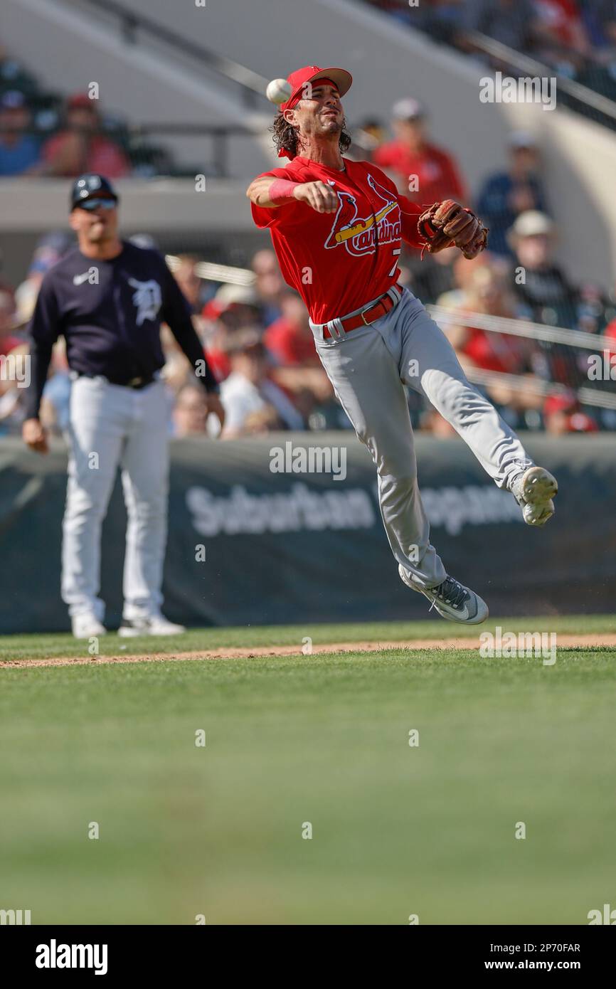 Lakeland FL USA; St Louis Cardinals terzo baseman Kramer Robertson (71) tira in primo luogo per ottenere l'uscita durante un gioco di addestramento di primavera di MLB contro il Foto Stock