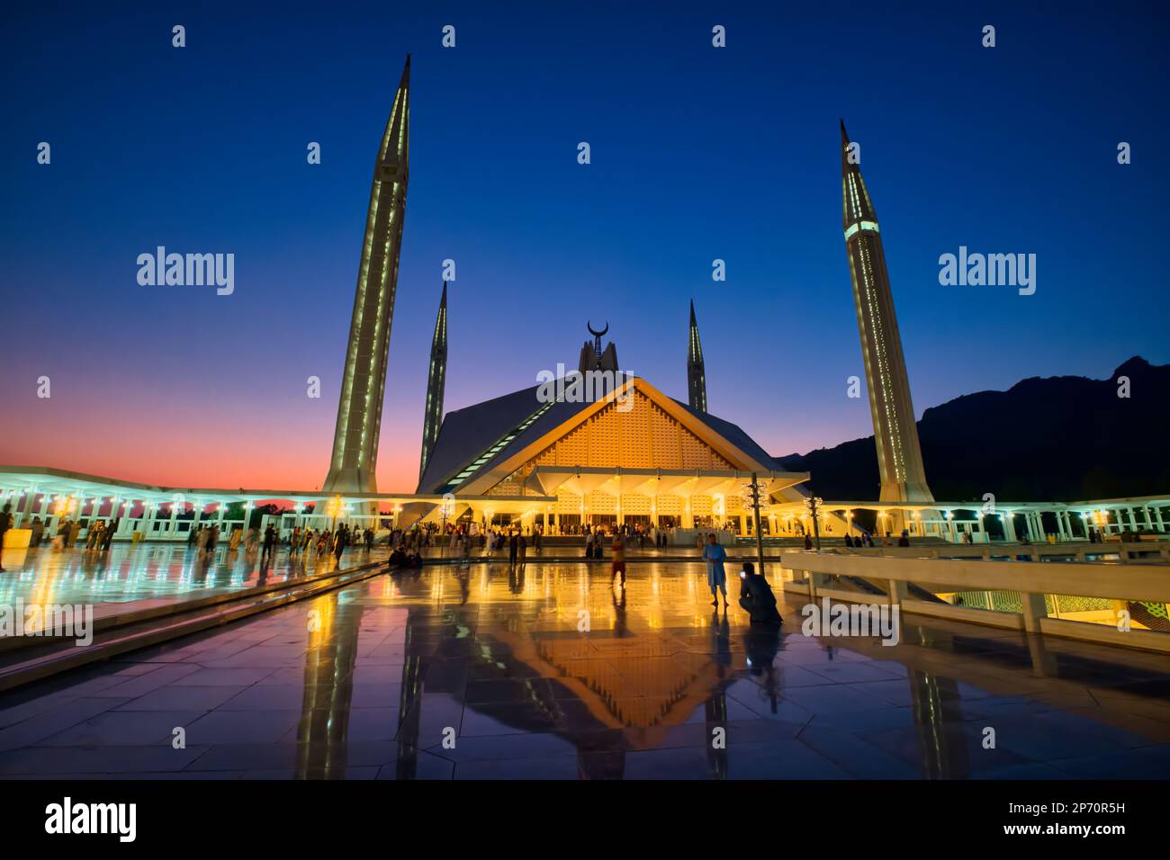 La costruzione della moschea è iniziata nel 1976 dalla National Construction Limited del Pakistan, guidata da Azim Khan, ed è stata finanziata dal governo dell'Ara Saudita Foto Stock