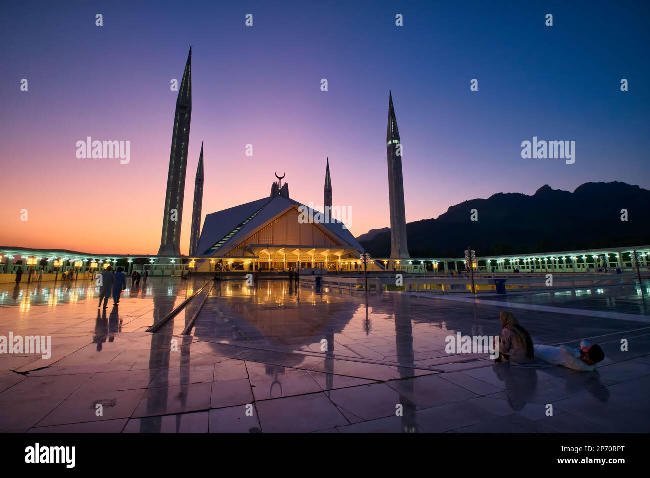 Il concetto che Dalokay ha realizzato nella Moschea di Faisal di Re era quello di presentare la moschea come una corona per la capitale moderna, Islamabad, dove si è sviluppato Foto Stock