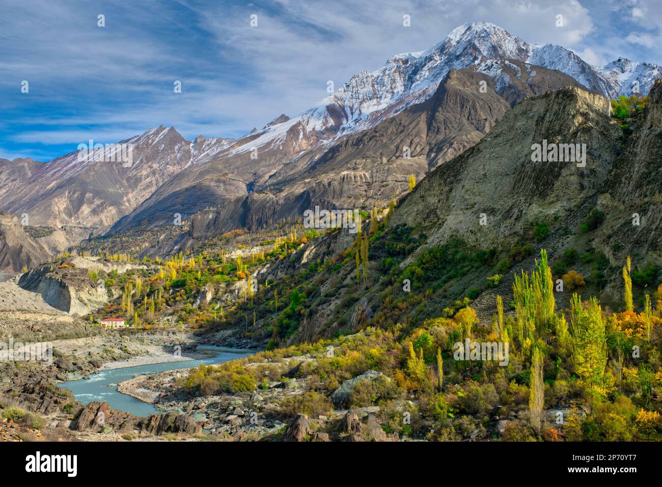 Seguendo il fiume Hunza sull'autostrada Karakoram, prendi @Hunza, North Gilgit-Baltistan, Pakistan Foto Stock
