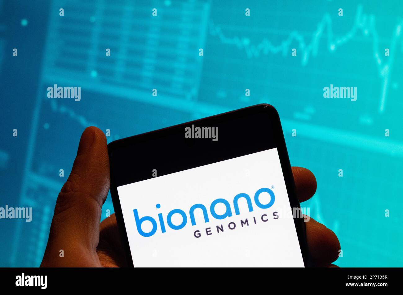Cina. 15th Feb, 2023. In questa foto illustrazione, la piattaforma per analizzare i segmenti lunghi della società biotecnologica Bionano Genomics DNA genomico logo è visto su uno smartphone con un grafico di indice di borsa economica in background. Credit: SOPA Images Limited/Alamy Live News Foto Stock