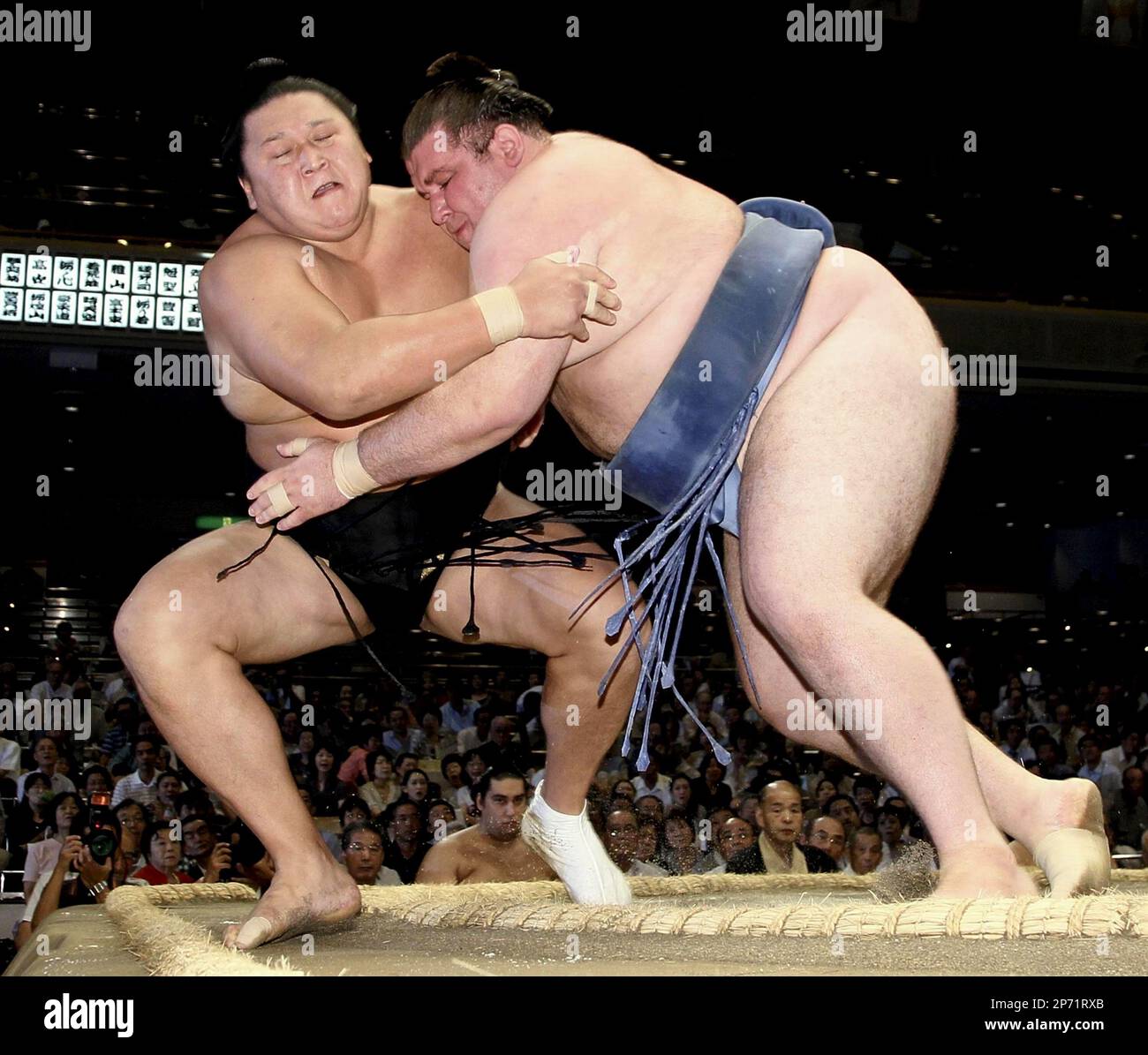 Georgian maegashira No. 11 Gagamaru (R) forces out mongolian maegashira No. 10 Kyokutenho on the fifth day of the September Grand Sumo Tournament at Ryogoku Kokugikan, Sumida Ward, in Tokyo, on Sept. 15, 2011. ( The Yomiuri Shimbun via AP Images ) Foto Stock