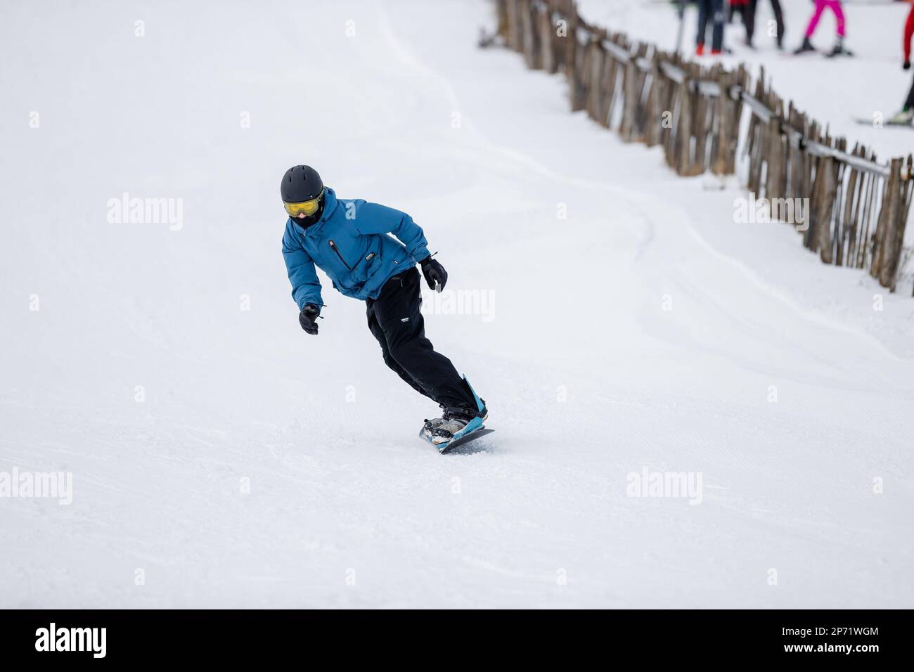 Foto del file datata 30/12/2022 di persone che si godono una giornata di sci al Lecht Ski Centre a Strathdon nel Cairngorms, Highlands scozzesi. Le piste da sci scozzesi si stanno preparando per quella che potrebbe essere la settimana più grande dell'anno, mentre la neve continua a ricoprirle con polvere fresca. Data di emissione: Mercoledì 8 marzo 2023. Foto Stock