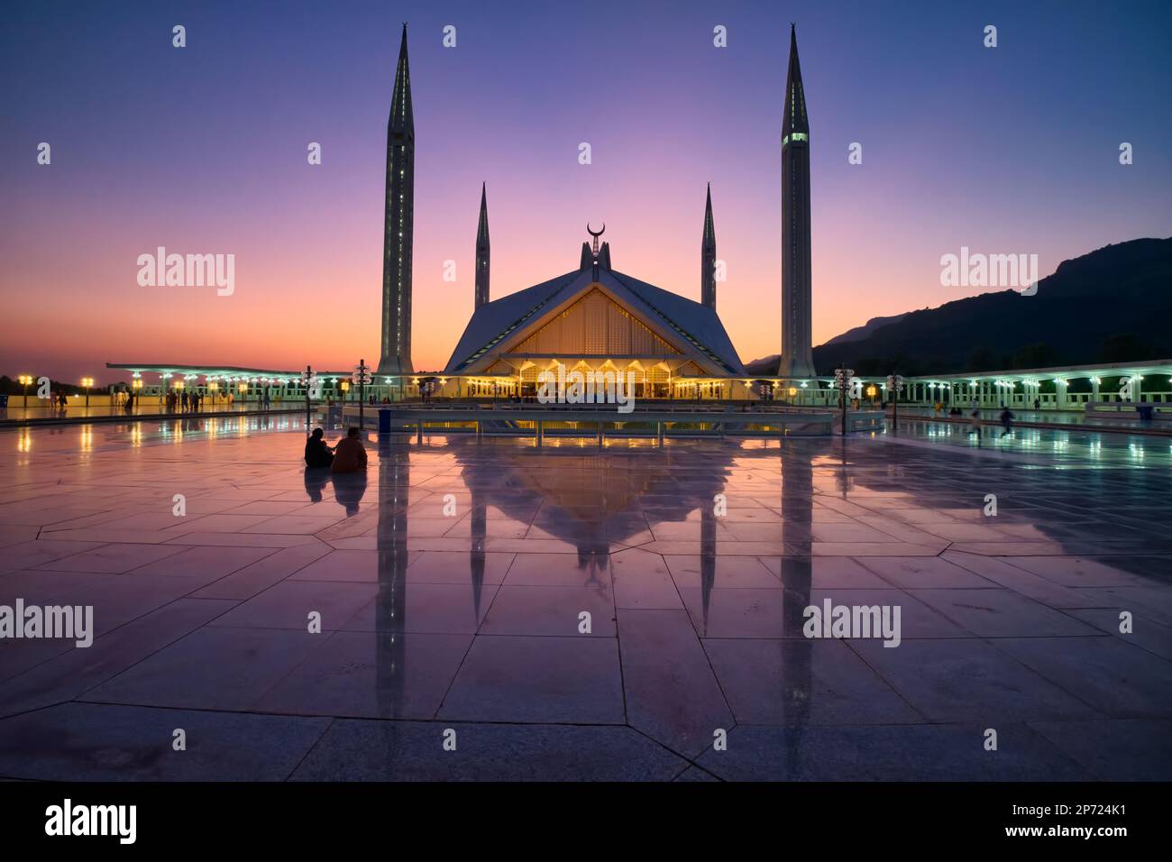 Inoltre, la moschea non è vicina alle mura di confine come altre moschee, ma è invece aperta alla terra. Il disegno di Dalokay era insolito; utilizzava un arabo Foto Stock