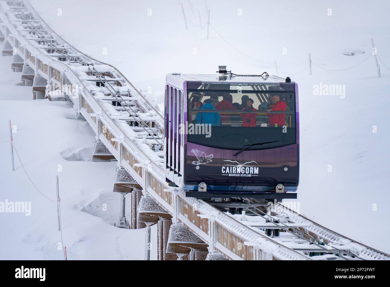La nuova funicolare Cairngorm Mountain Railway, riaperta di recente, trasporta gli sciatori fino alle piste sciistiche della zona sciistica di Cairngorm, vicino ad Aviemore, Scozia, Regno Unito Foto Stock