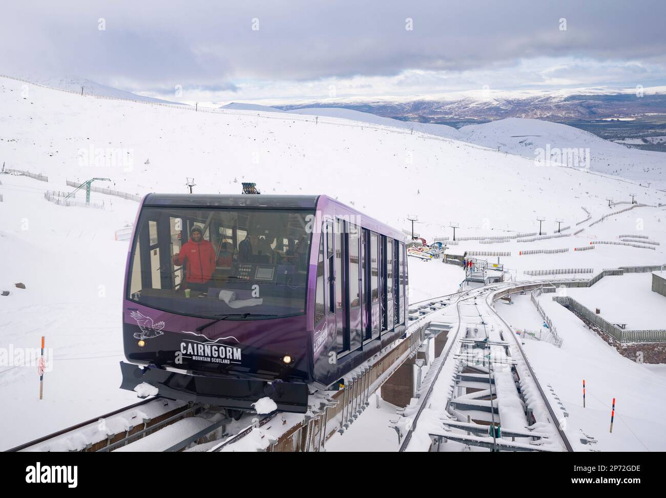 La nuova funicolare Cairngorm Mountain Railway, riaperta di recente, trasporta gli sciatori fino alle piste sciistiche della zona sciistica di Cairngorm, vicino ad Aviemore, Scozia, Regno Unito Foto Stock