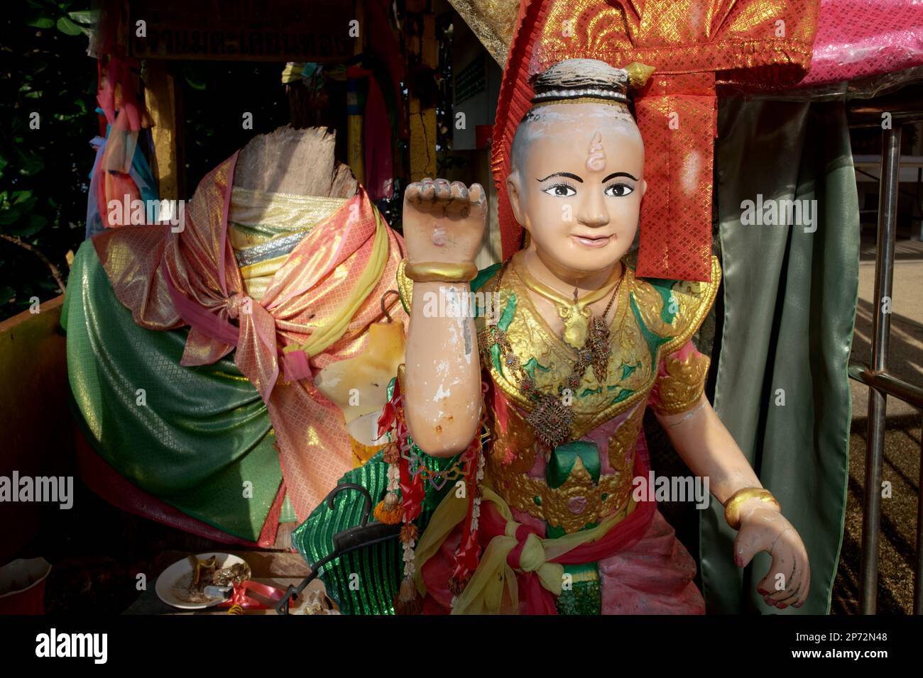 Una figura che custodisce il santuario di uno spirito di mare a Nai Thon Beach, Phuket, Thailandia, beckoning nella maniera del famoso gatto giapponese maneki-neko Foto Stock