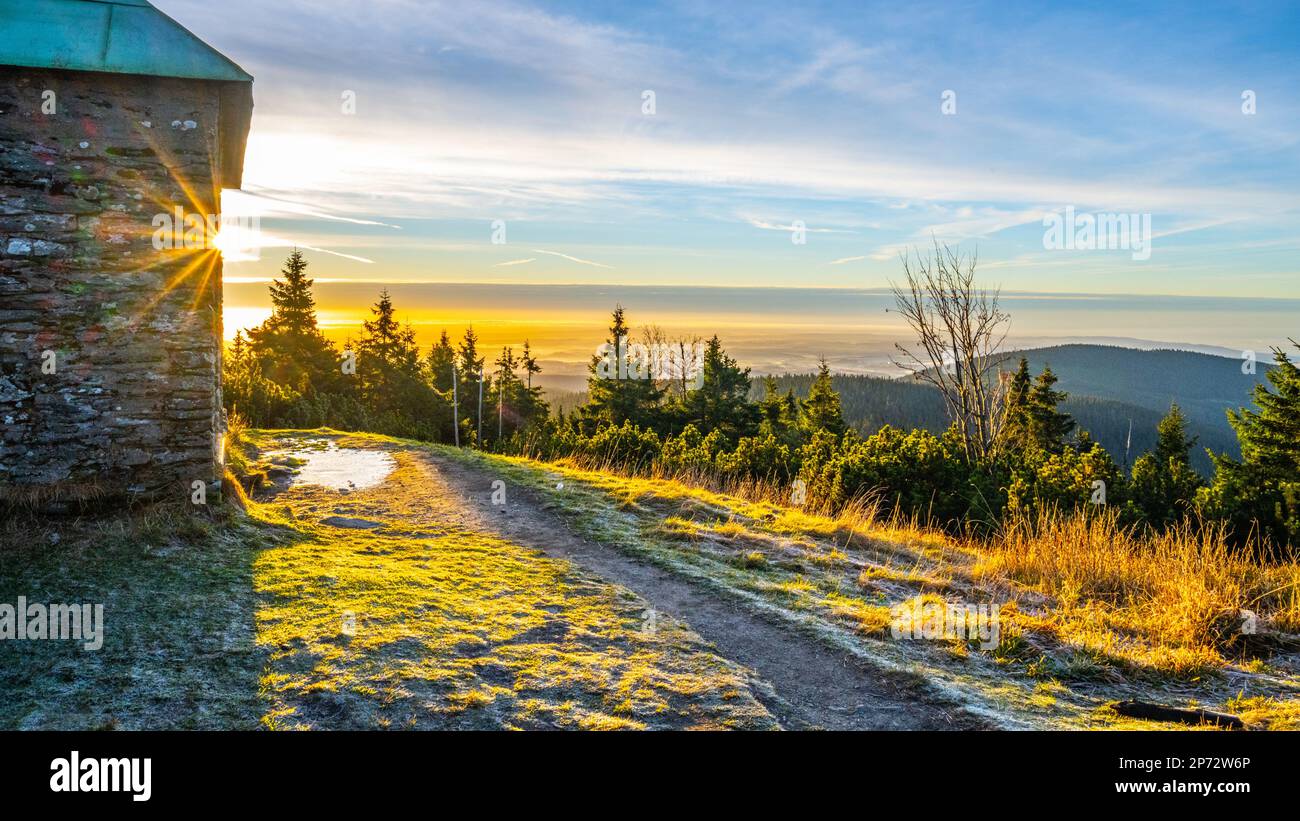 Una mattinata gelida e soleggiata con raggi di sole che splende attraverso un rifugio turistico in pietra a Jeleni studanka, sulle montagne di Hruby Jesenik, Repubblica Ceca Foto Stock