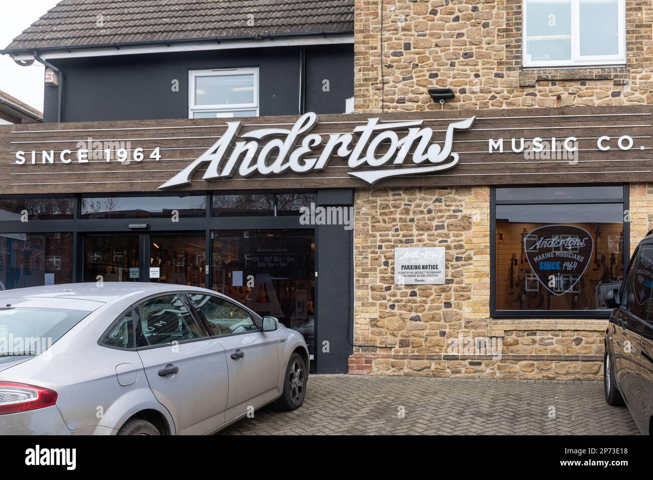 Negozio della compagnia di musica Andertons a Guildford, Surrey, Inghilterra, Regno Unito Foto Stock