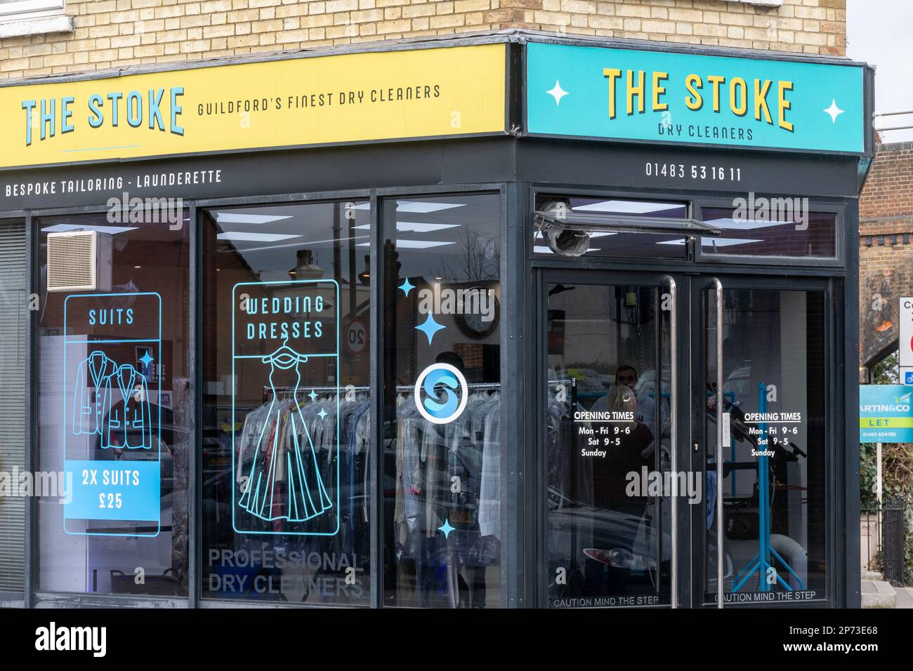 The Stoke Dry Cleaners, negozio, Surrey, Inghilterra, Regno Unito, offre servizio lavanderia Foto Stock