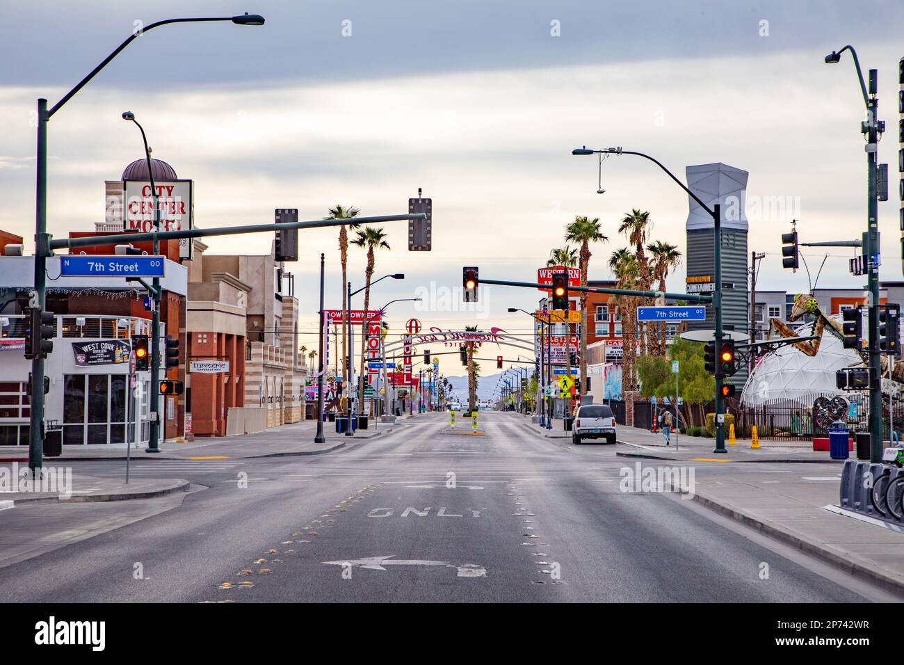 Las Vegas, Stati Uniti d'America - 10 marzo 2019: Vista mattutina per attraversare 7th strada con Fremont Street a Las Vegas senza persone. Foto Stock