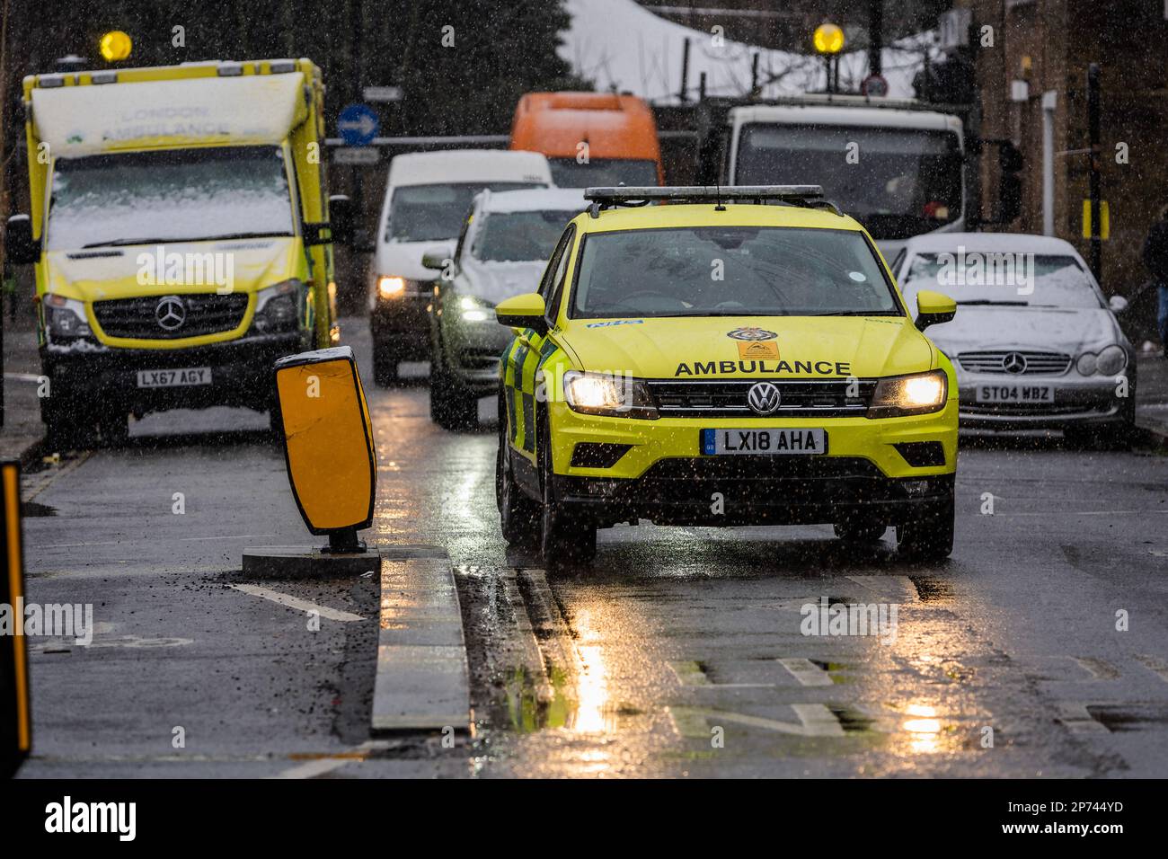 Londra, Regno Unito. 8th Mar, 2023. Gli equipaggi dell'ambulanza continuano il loro servizio mentre la gente si dirige a lavorare ad Hampstead mentre il tempo freddo più recente arriva. Una fredda giornata innevata nel centro di Londra. Credit: Guy Bell/Alamy Live News Foto Stock