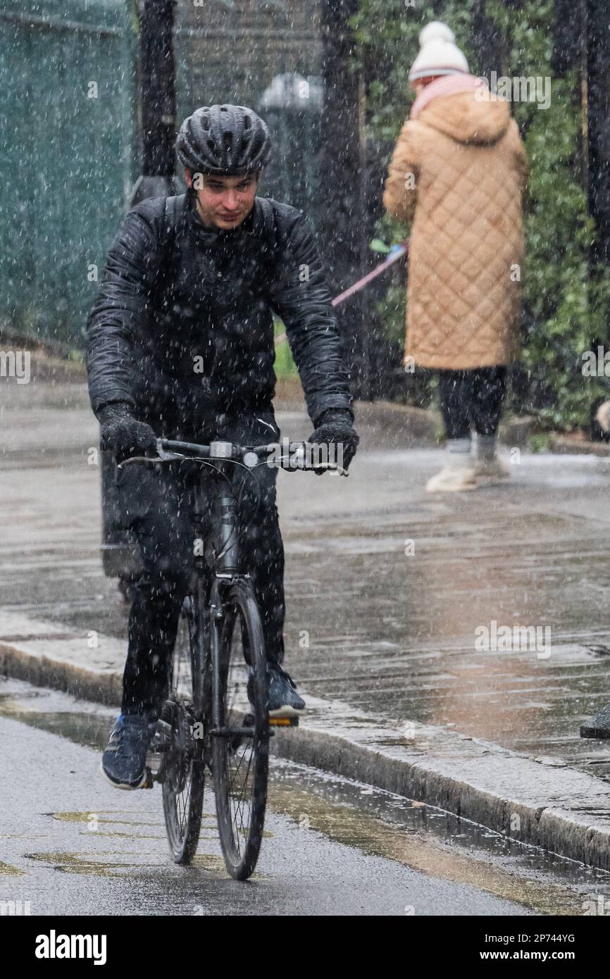 Londra, Regno Unito. 8th Mar, 2023. Le persone si dirigono a lavorare ad Hampstead quando arriva il freddo più recente. Una fredda giornata innevata nel centro di Londra. Credit: Guy Bell/Alamy Live News Foto Stock