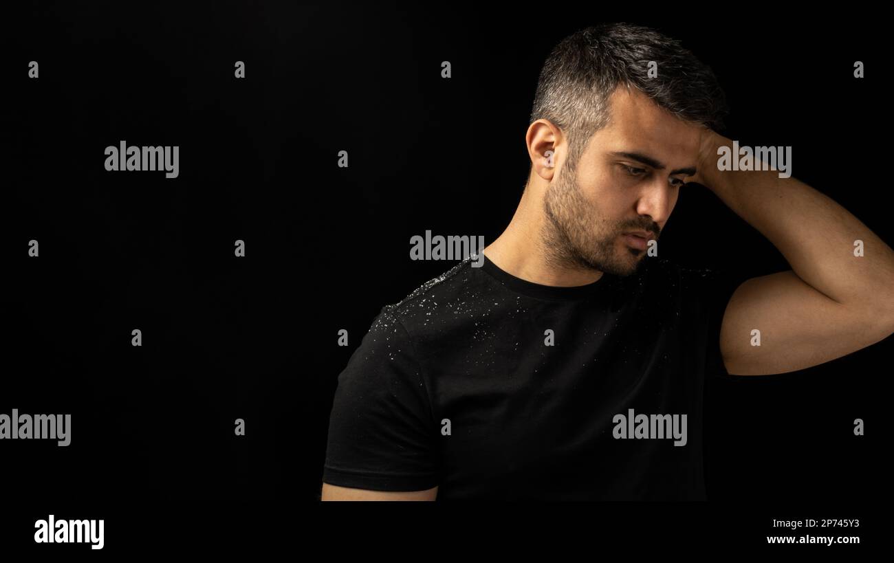 Primo piano basso ritratto chiave di un uomo con forfora o prurito problema dei capelli. Concetto di cura dei capelli, forfora e dermatite seborroica. Foto Stock