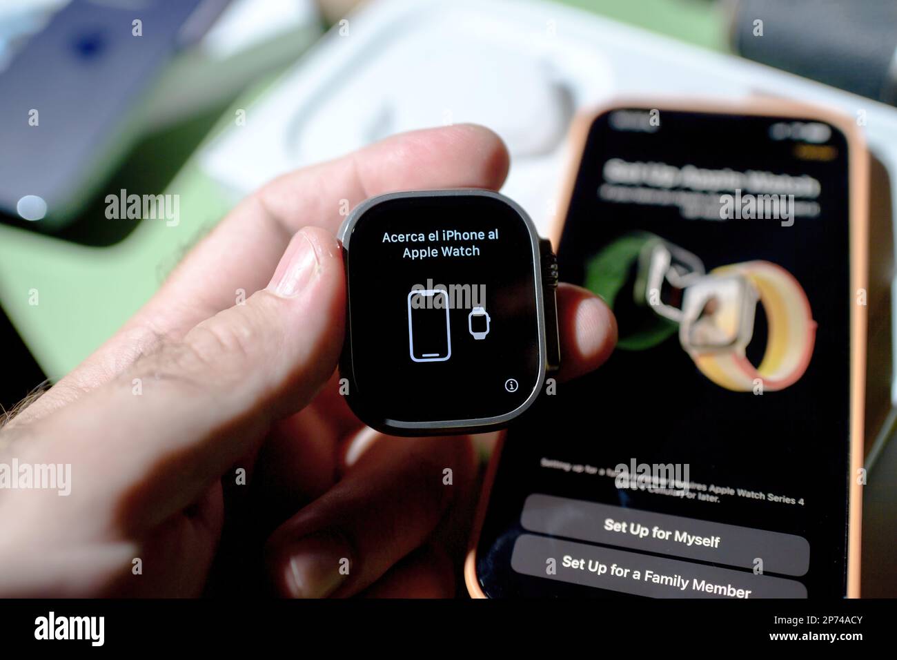 Londra, Regno Unito - 23 settembre 2022: Istruzioni italiane durante il setup del nuovo titanio Apple Watch Ultra progettato per attività estreme come sport endurance, atleti d'élite, trailblazing, avventura Foto Stock