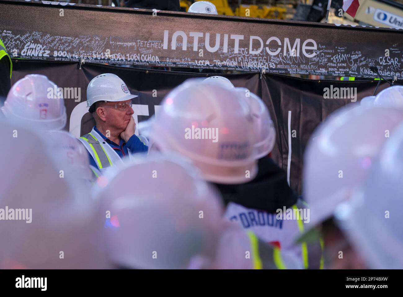 Los Angeles, Stati Uniti. 07th Mar, 2023. Steve Ballmer, proprietario dei Clippers di Los Angeles, partecipa a una cerimonia di aggiunta nella loro futura casa, l'Intuit Dome di Inglewood. (Foto di Ringo Chiu/SOPA Images/Sipa USA) Credit: Sipa USA/Alamy Live News Foto Stock