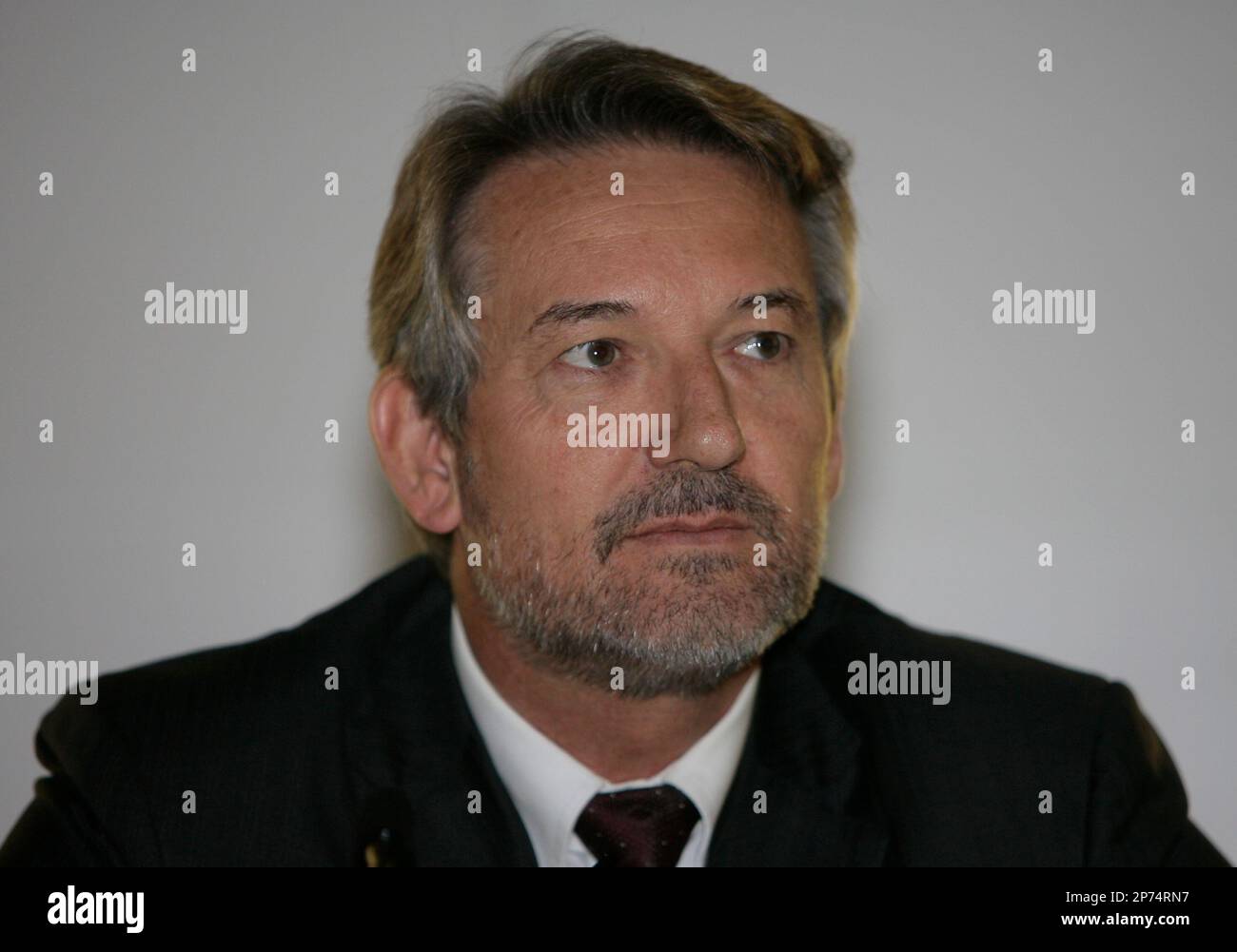 FILE- SKY Italia CEO Tom Mockridge meets the media on the occasion of the presentation of SKY Italia TV sports programs, in Milan, Italy, in this file photo dated, Thursday,Aug. 23, 2007. Rebekah Brooks has resigned as chief executive of Rupert Murdoch's embattled British newspapers. Tom Mockridge, currently chief executive of News Corp.'s Sky Italia television unit, was appointed to succeed Brooks. (AP Photo/Luca Bruno, file) Foto Stock
