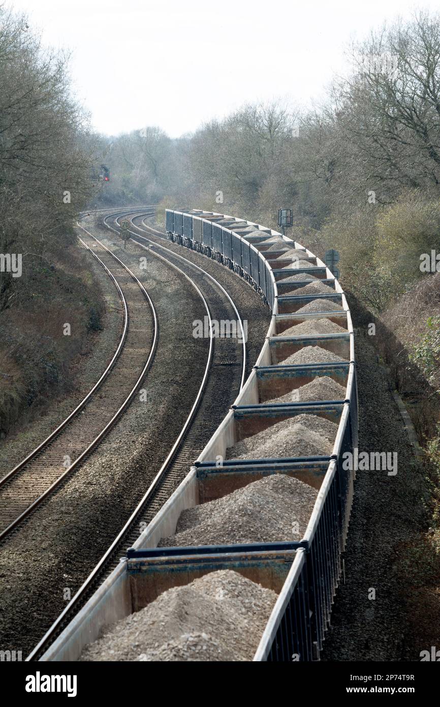 Rete vagoni ferroviari che trasportano la pietra di zavorra, Warwickshire, Regno Unito Foto Stock