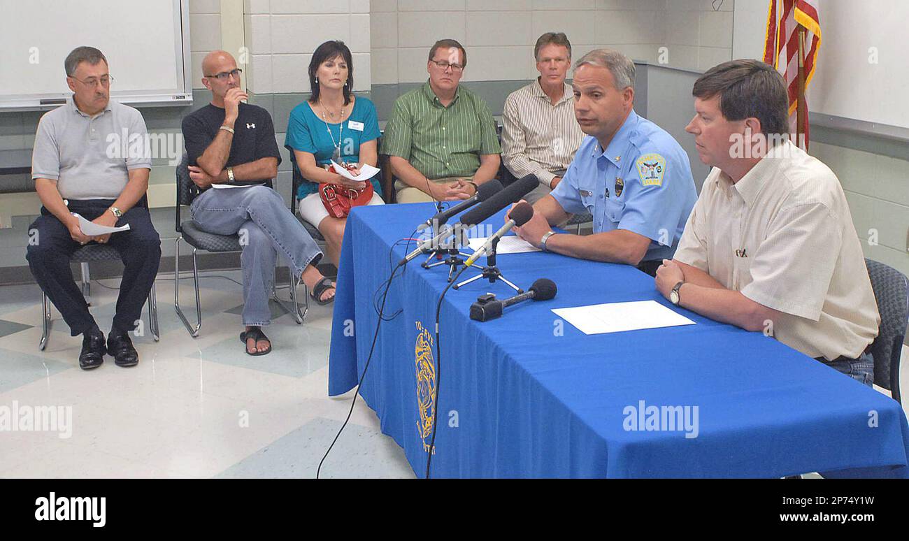 Bismarck police chief Keith Witt, seated left, and Burleigh County states attorney Richard Riha, seated right, answer questions on Saturday, July 9, 2011 regarding the death of Bismarck police officer Sgt. Steven Kenner while responding to a domestic dispute call on Friday night in east Bismarck. Seated in back are from left, city manager Bill Wocken, commissioners Mike Seminary, Brenda Smith, Parrell Grossman and Mayor John Warford. (AP Photo/The Bismarck Tribune, Tom Stromme) Foto Stock